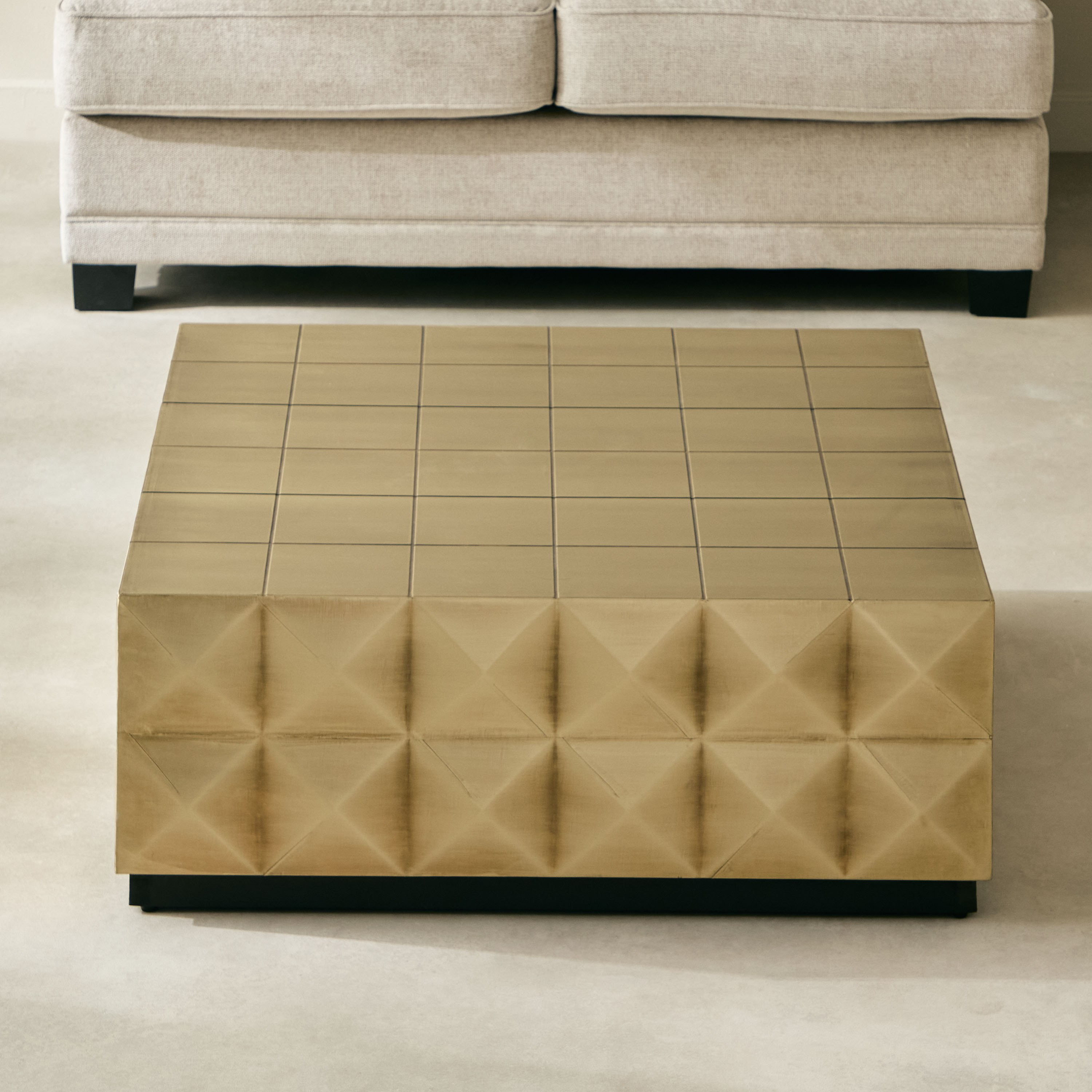 طاولة قهوة بسطح من الزجاج ومطلية بالنحاس - بريزما من كافون-PROMO_HB_AE_HBX10_TH1000_NEW_031025-image-2