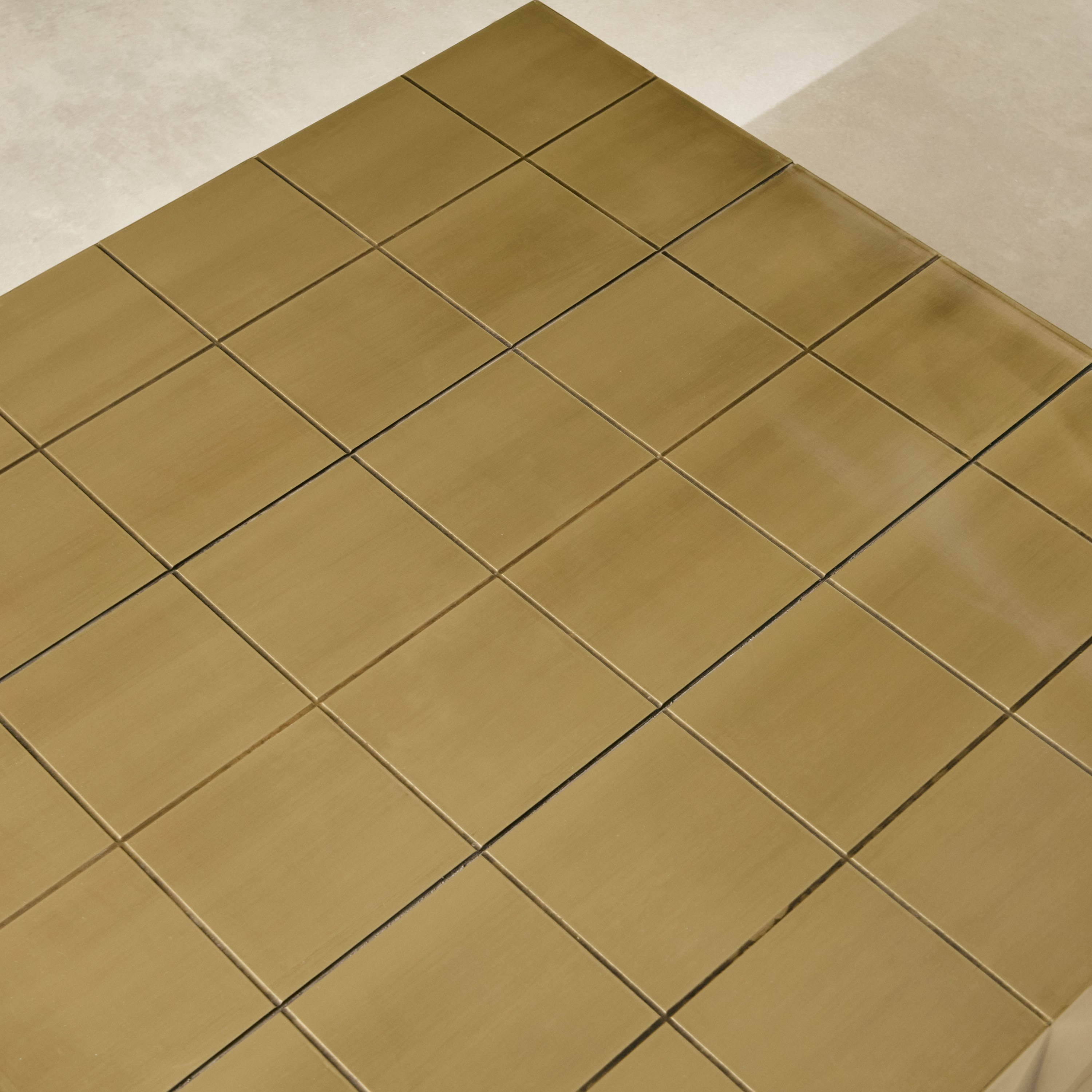 طاولة قهوة بسطح من الزجاج ومطلية بالنحاس - بريزما من كافون-PROMO_HB_AE_HBX10_TH1000_NEW_031025-image-3