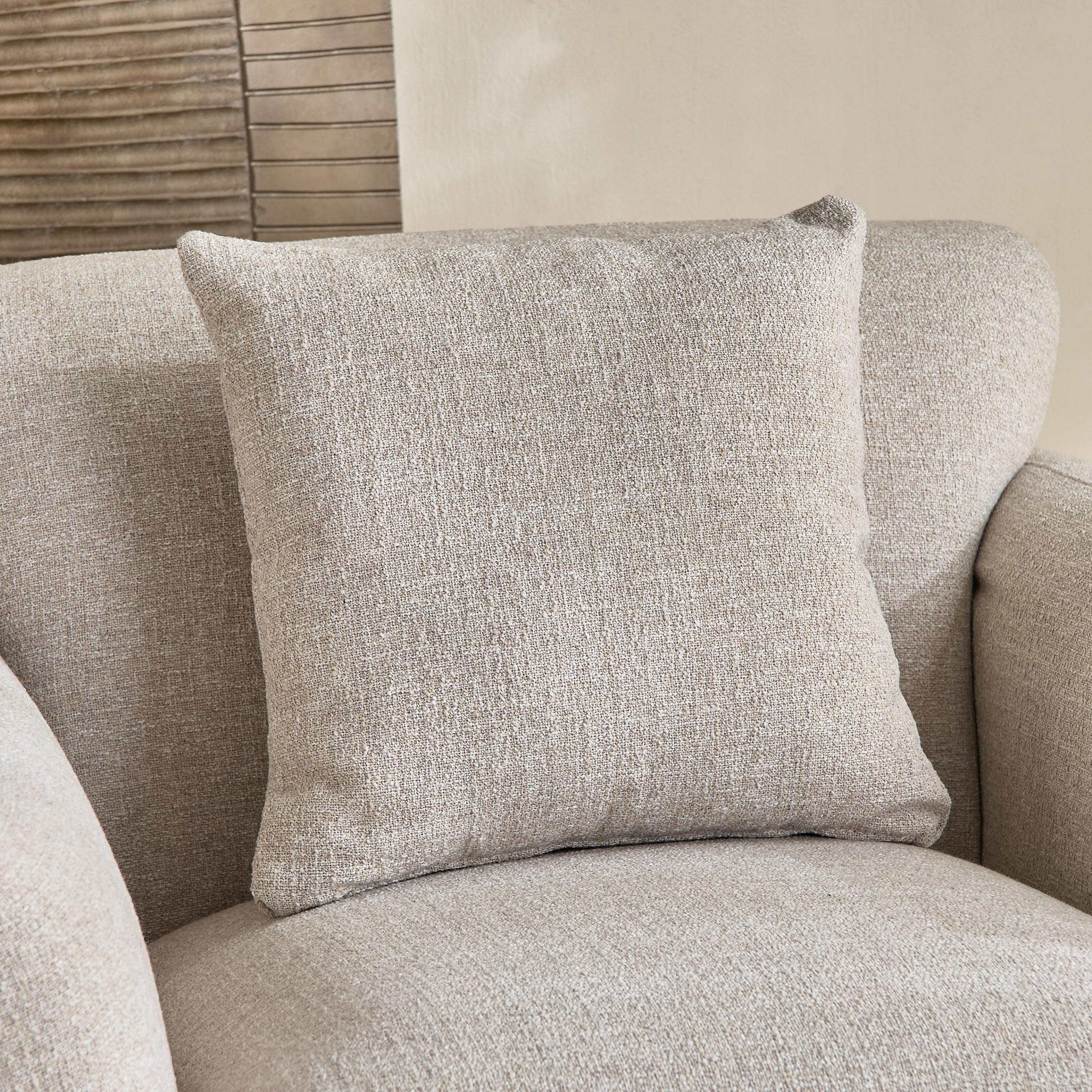 كرسي قماش بمساند ذراعين ووسادة من لافانت-hbxlivingroom-sofasandarmchairs-sofas-image-5