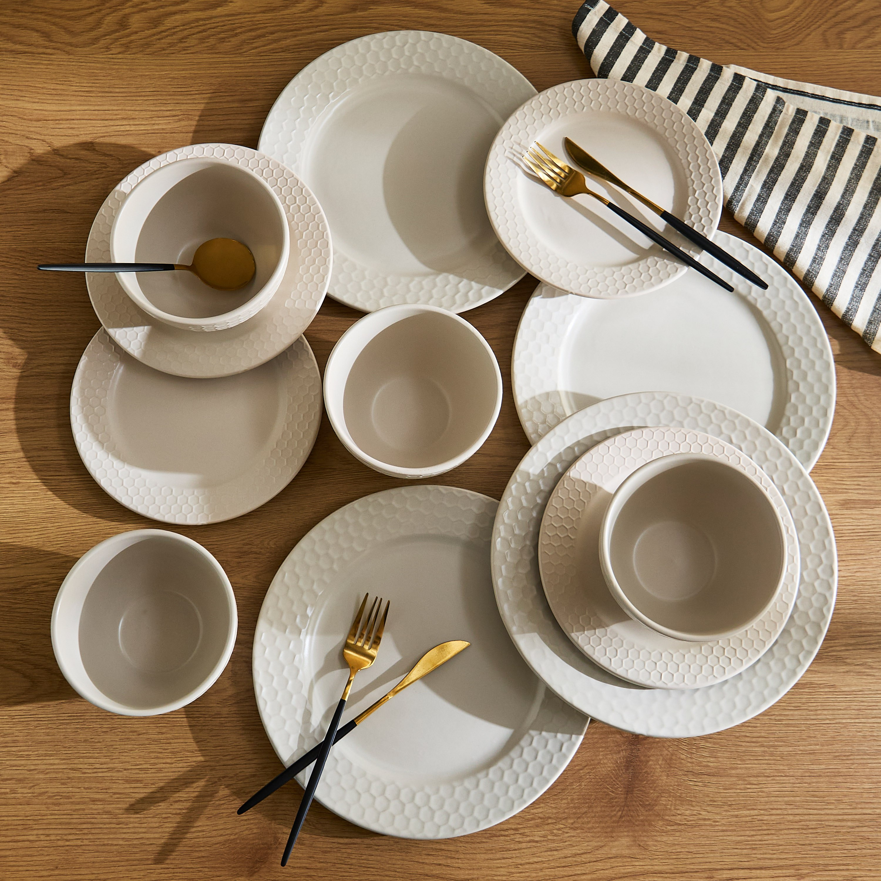 طقم أدوات سفرة 12 قطعة تيمبر من إيليغانزا - يخدم 4-hbxdiningroom-tabletop-dinnersets-image-1