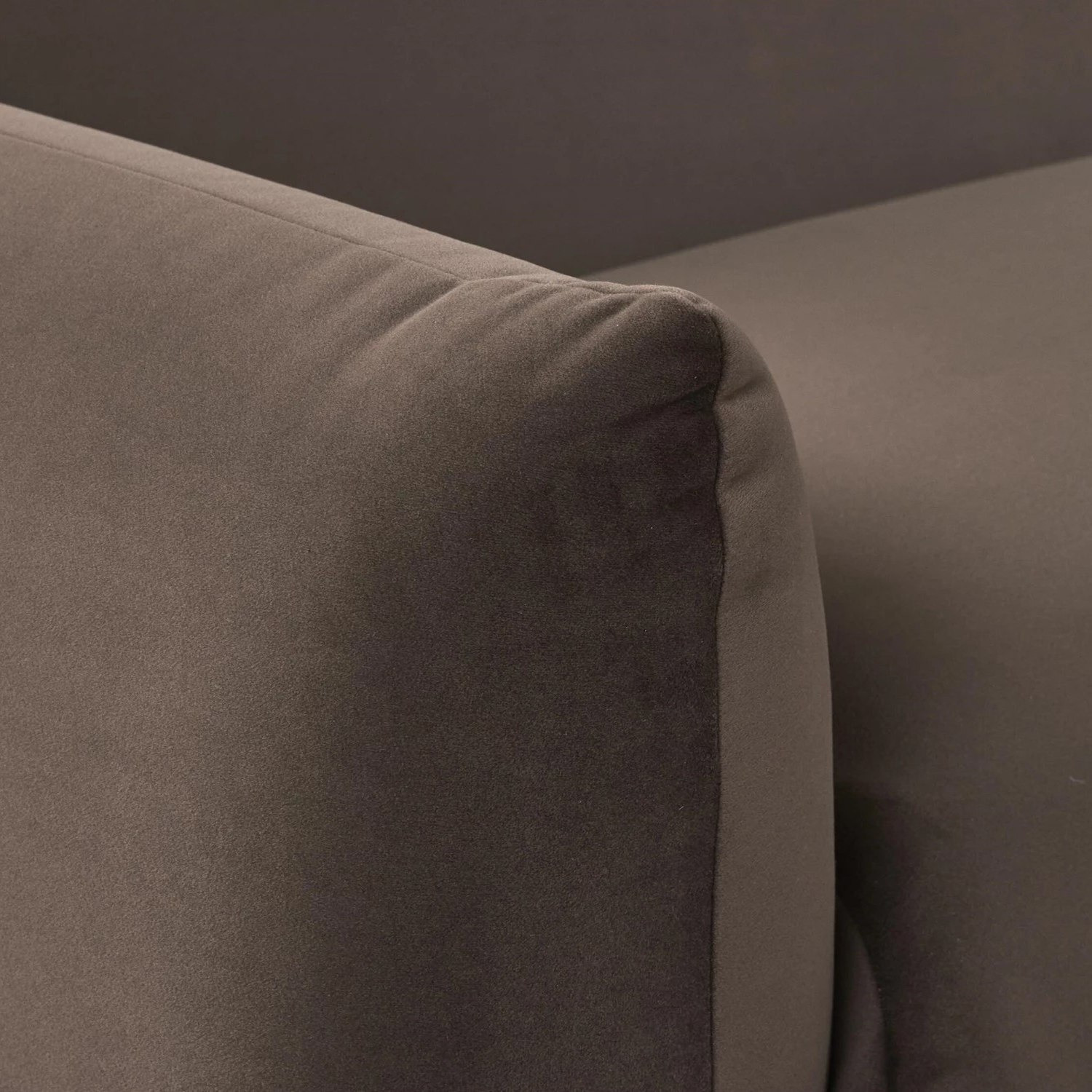 كرسي قماشي بمساند ذراعين من ليفورنو-hbxlivingroom-sofasandarmchairs-sofas-image-5