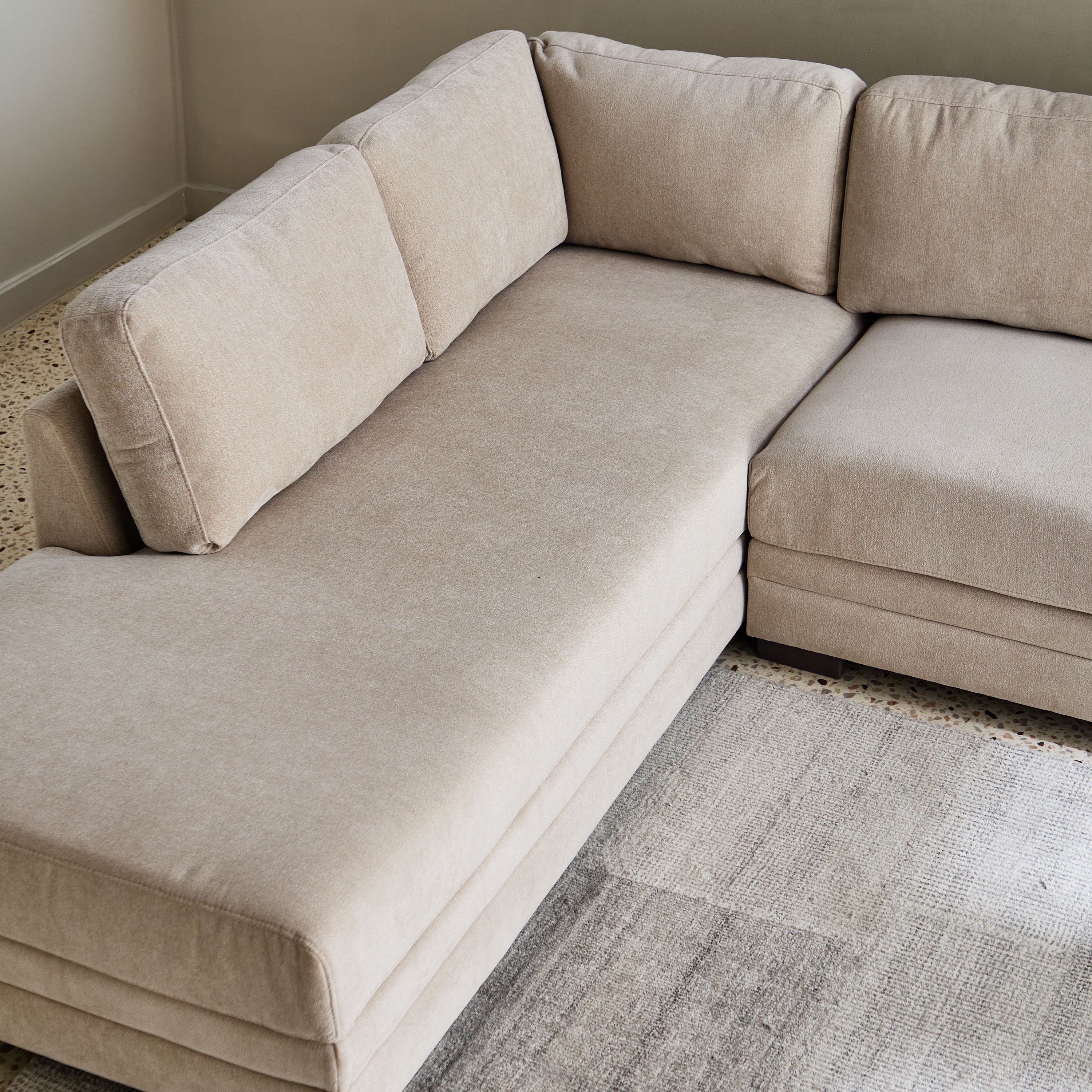 كنبة ركنية يسار قماش بـ5 مقاعد و4 وسائد من ريفيرا-hbxlivingroom-sofasandarmchairs-cornersofas-image-8