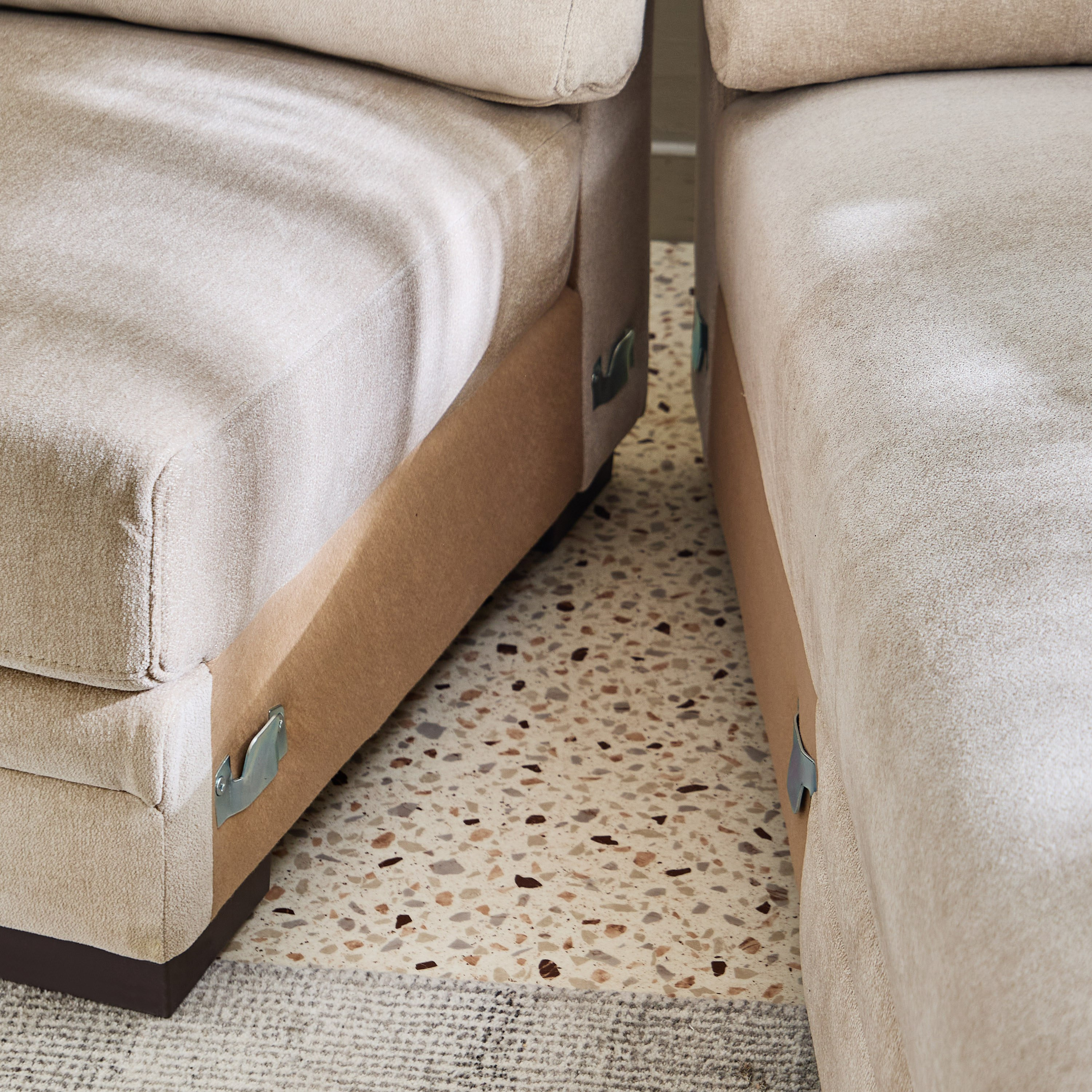 كنبة ركنية يمين قماش بـ5 مقاعد و4 وسائد من ريفيرا-hbxlivingroom-sofasandarmchairs-cornersofas-image-10
