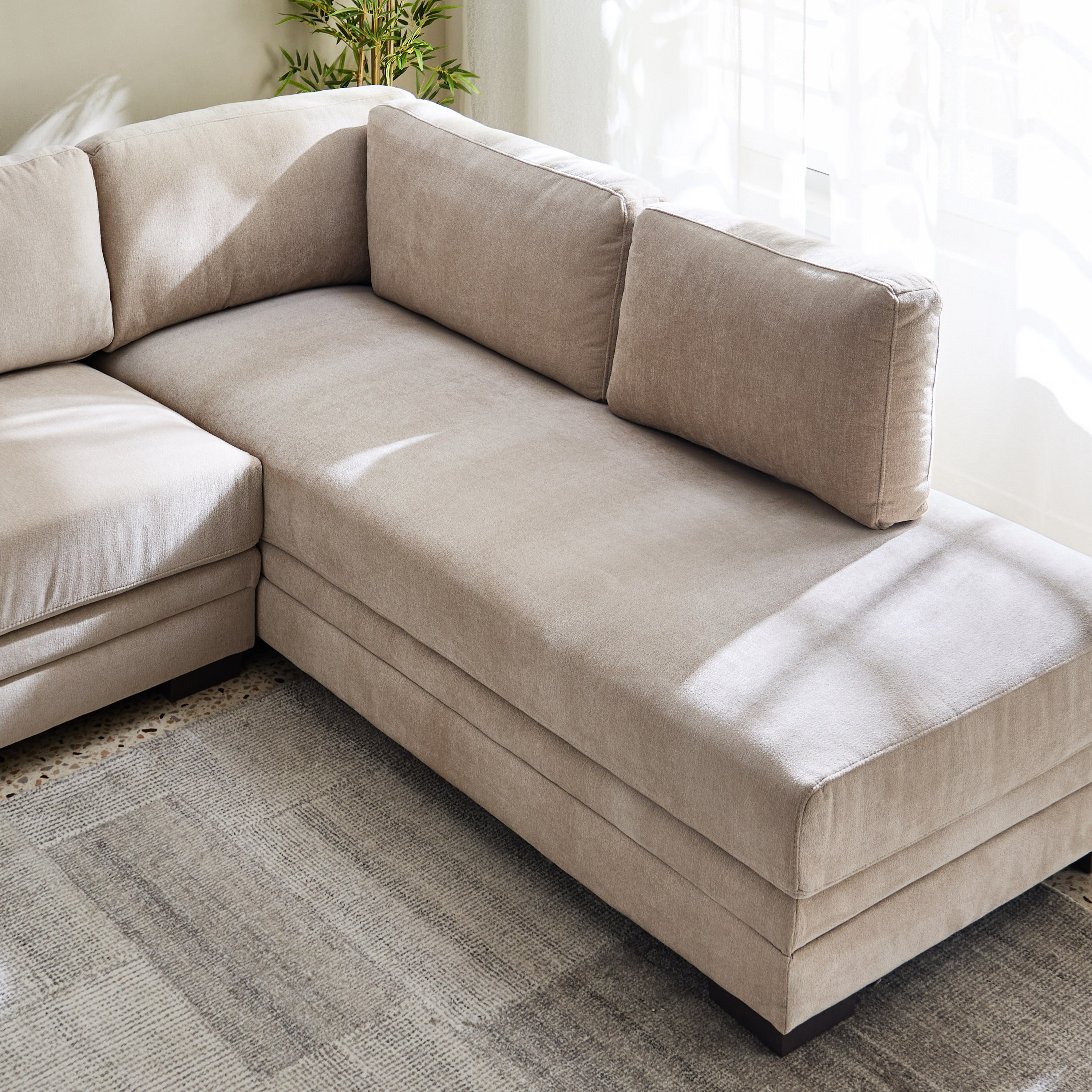 كنبة ركنية يمين قماش بـ5 مقاعد و4 وسائد من ريفيرا-hbxlivingroom-sofasandarmchairs-cornersofas-image-7