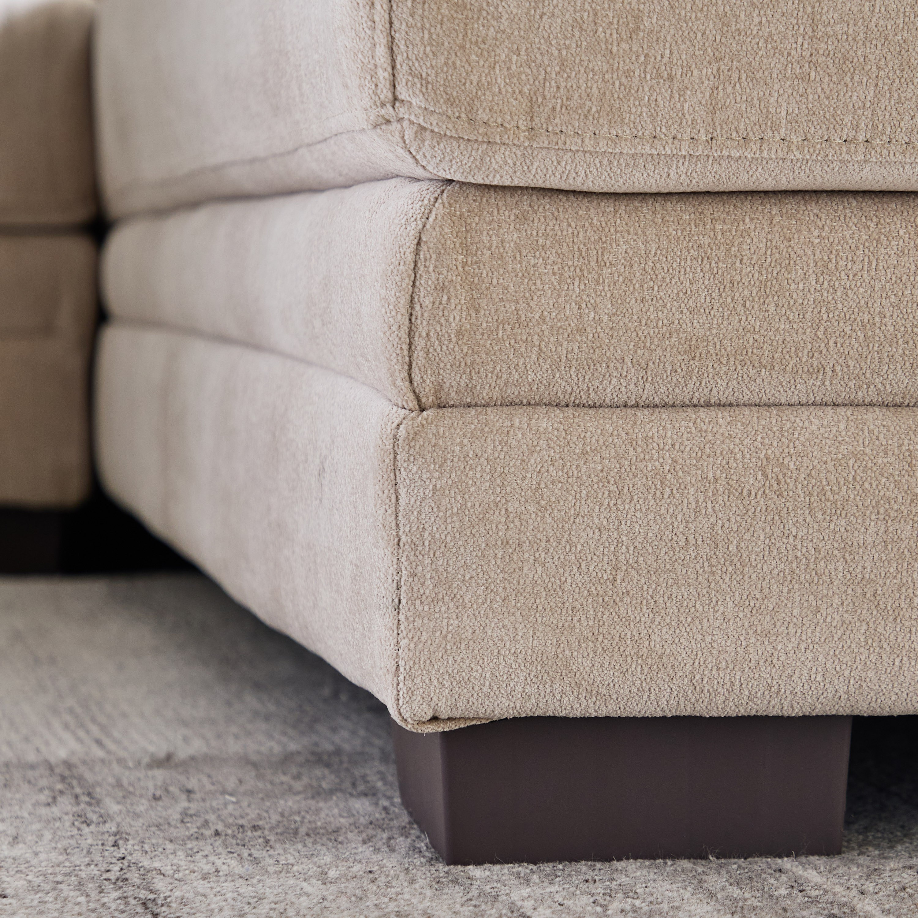 كنبة ركنية يمين قماش بـ5 مقاعد و4 وسائد من ريفيرا-hbxlivingroom-sofasandarmchairs-cornersofas-image-9