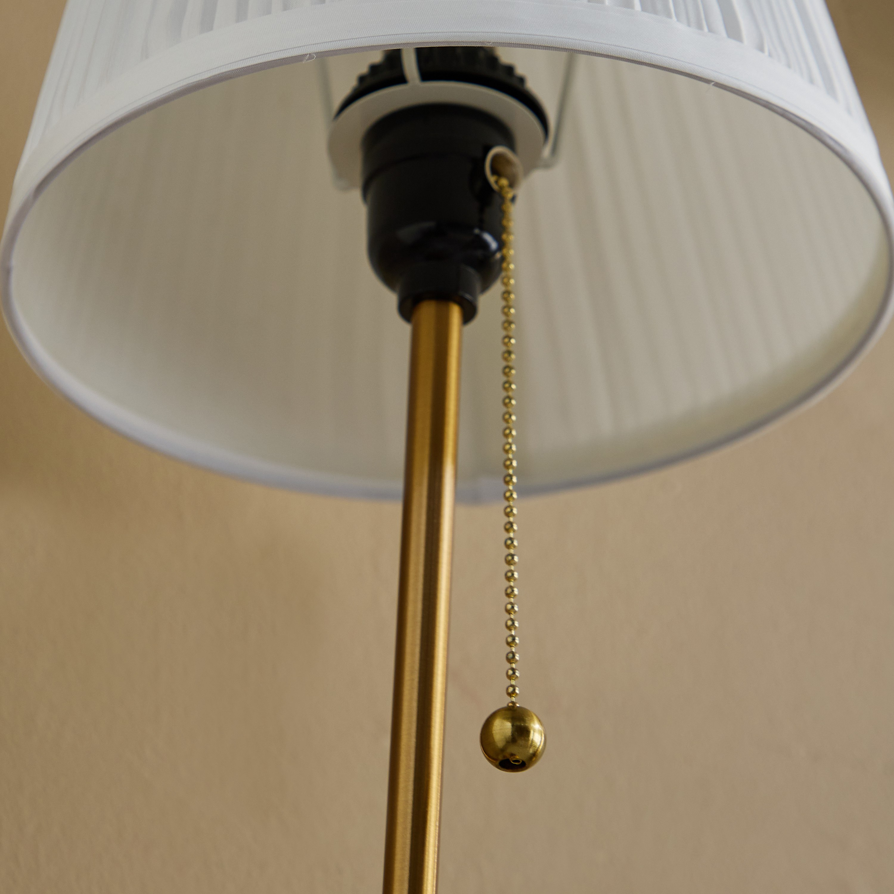 مصباح طاولة معدن بمفتاح سلسلة وغطاء مطوّق من رولينز كاسكي - 22×55 سم-hbxbedroom-lighting-tablelamps-image-3