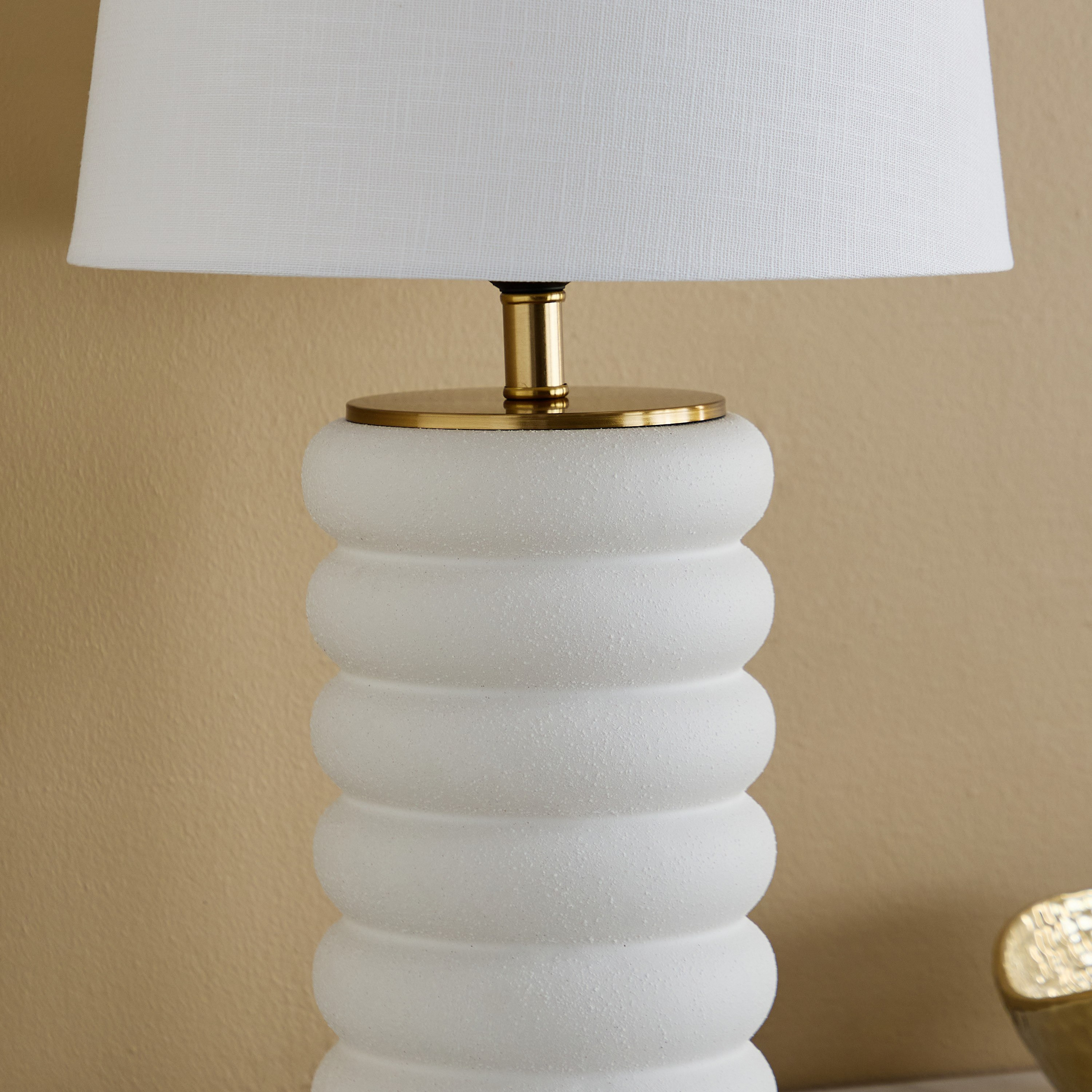 مصباح طاولة سيراميك بغطاء من الكتّان من رولينز كاسكي - 30×51 سم-hbxbedroom-lighting-tablelamps-image-3
