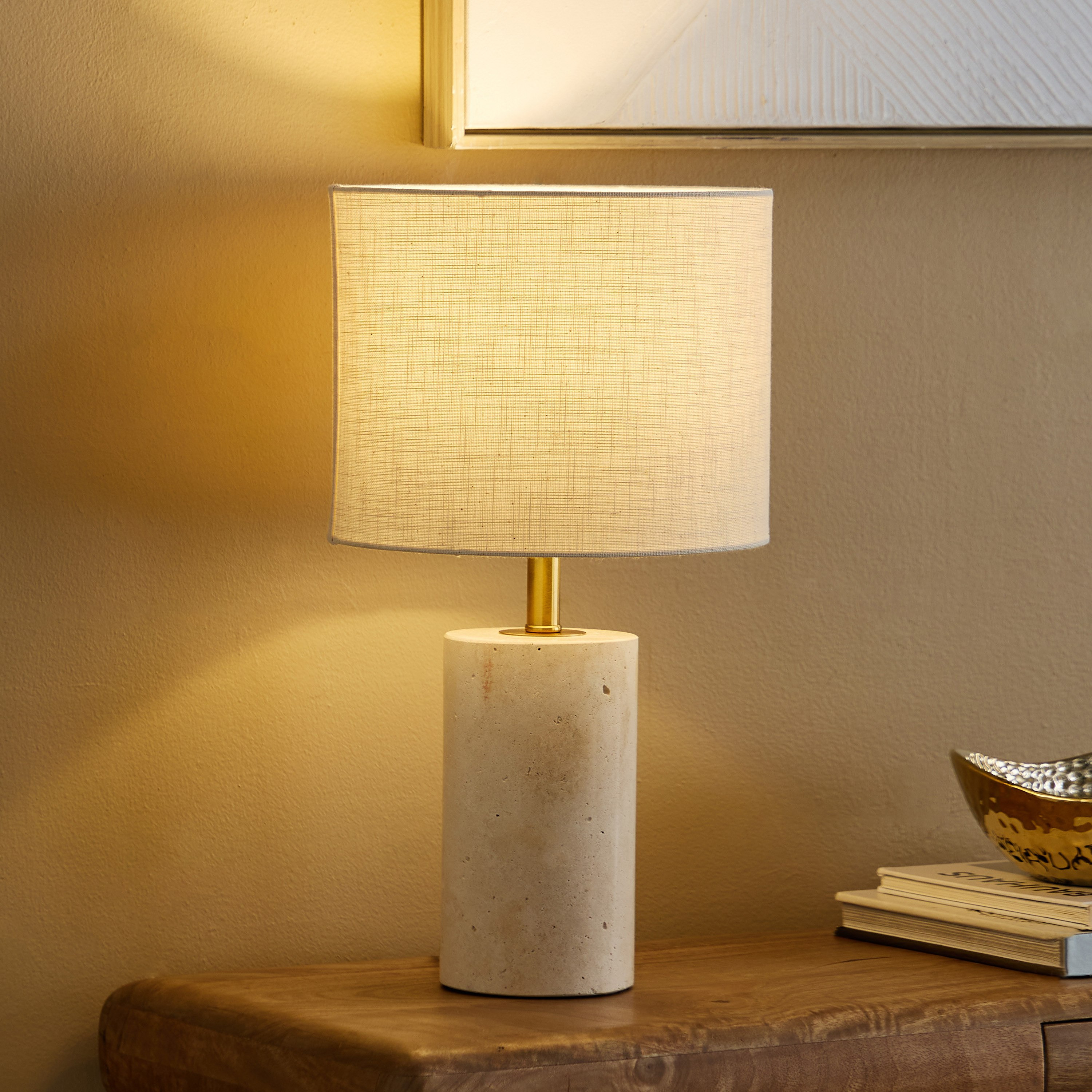 مصباح طاولة ترافرتين ومعدن بغطاء من الكتّان من رولينز كاسكي - 25x46 سم-hbxbedroom-lighting-tablelamps-image-2