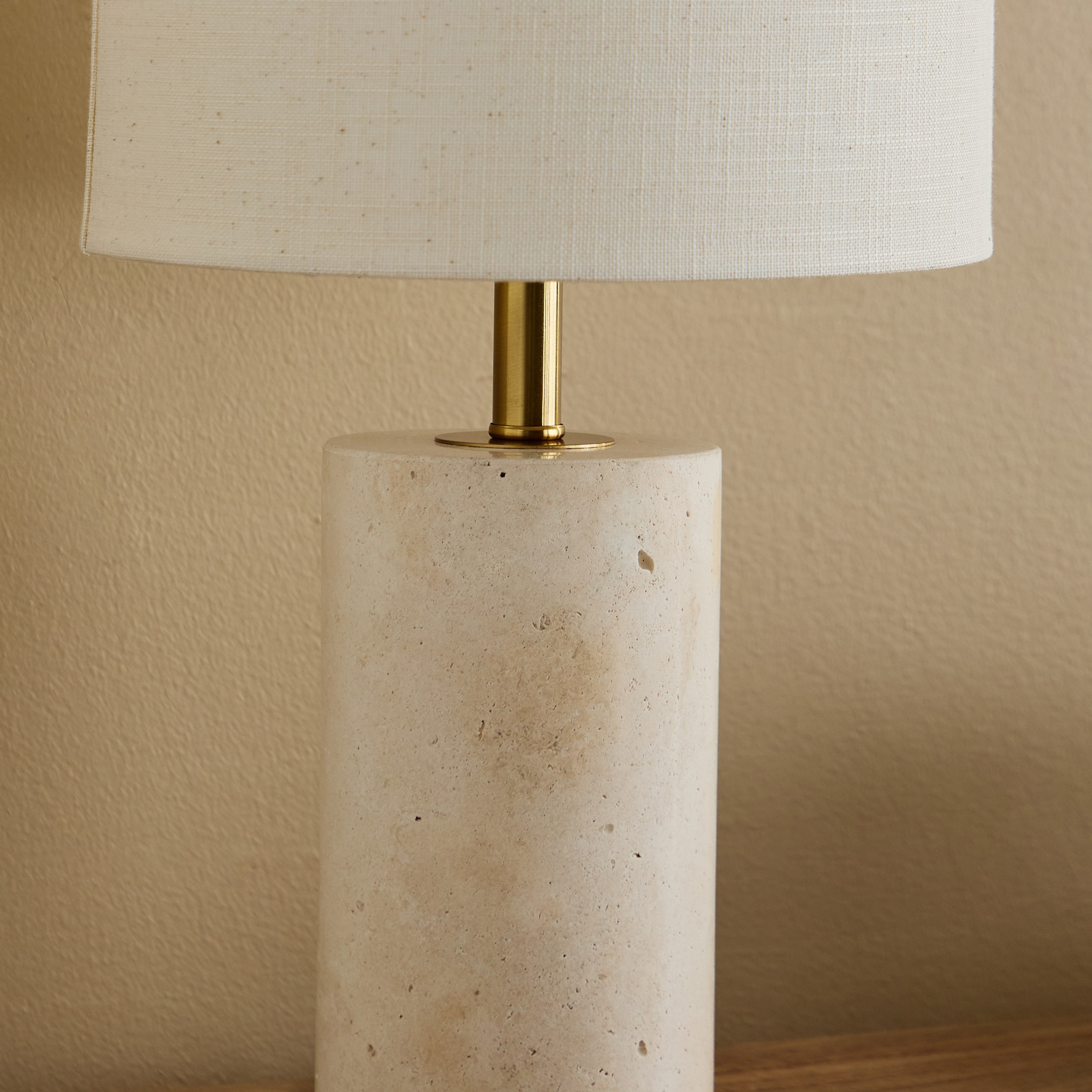مصباح طاولة ترافرتين ومعدن بغطاء من الكتّان من رولينز كاسكي - 25x46 سم-hbxbedroom-lighting-tablelamps-image-3