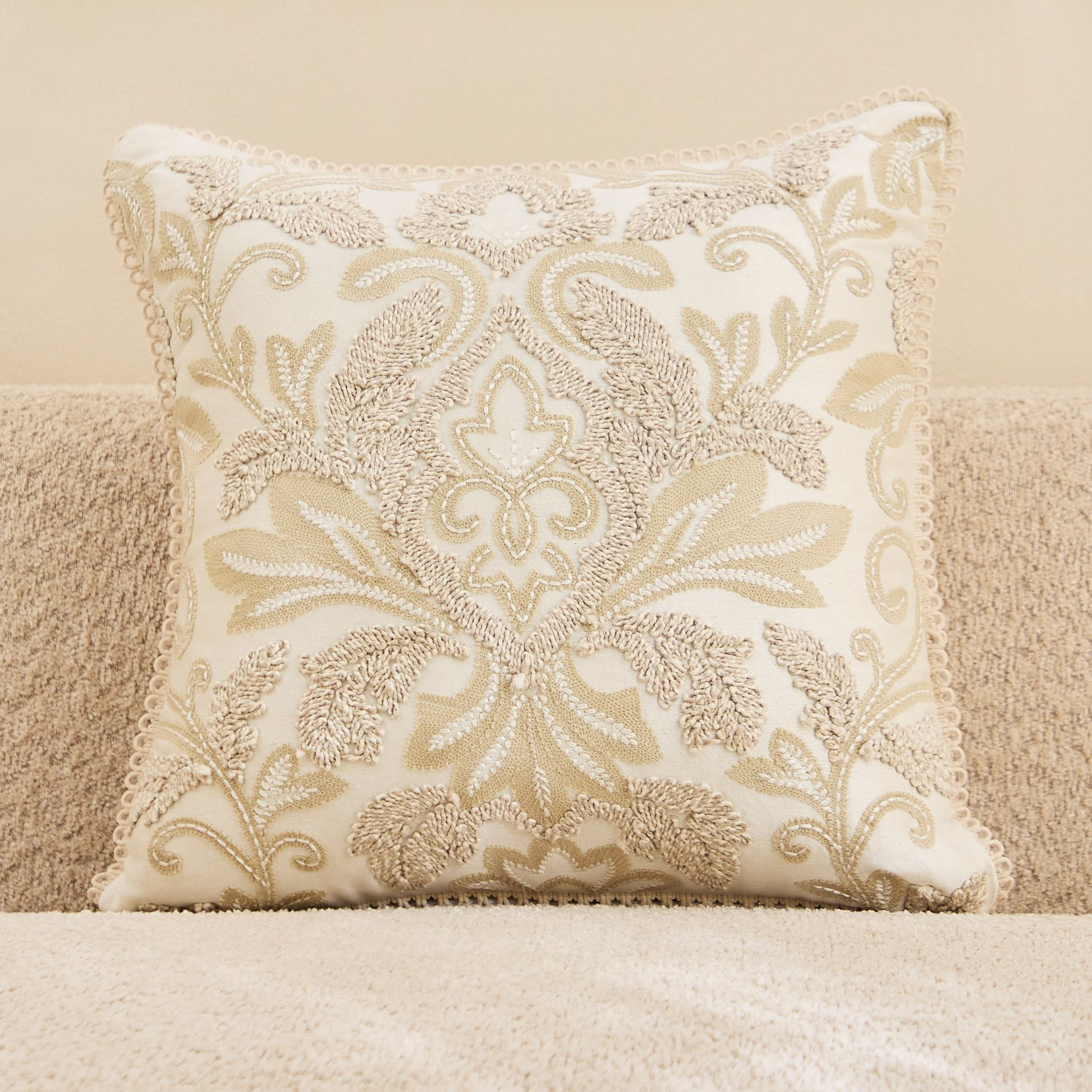 وسادة محشوة مطرزة من تيسورا - 45x45 سم-hbxhomeware-hbxbedroom-image-1