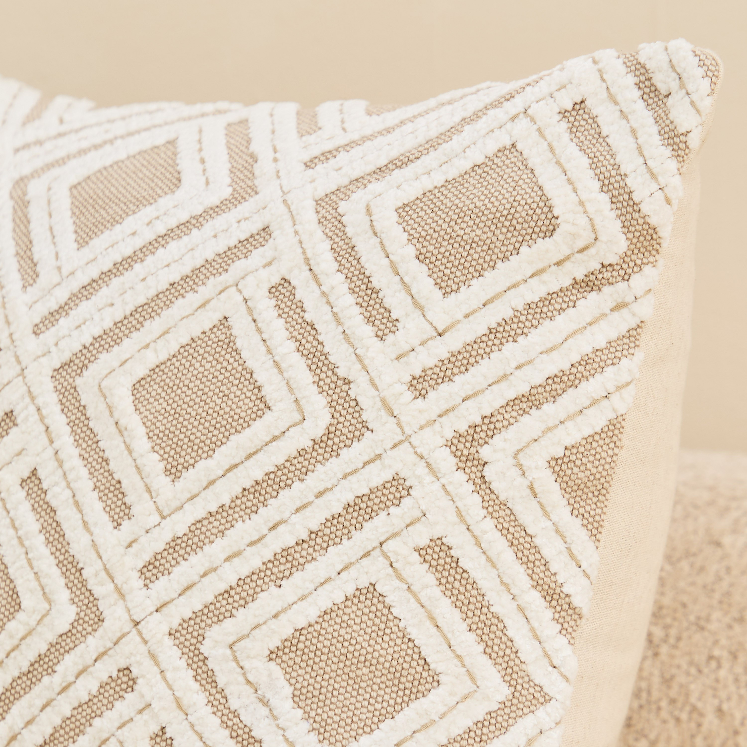 وسادة محشوة بتطريز ماسي من تيسورا - 30x50 سم-hbxhomeware-hbxbedroom-image-2