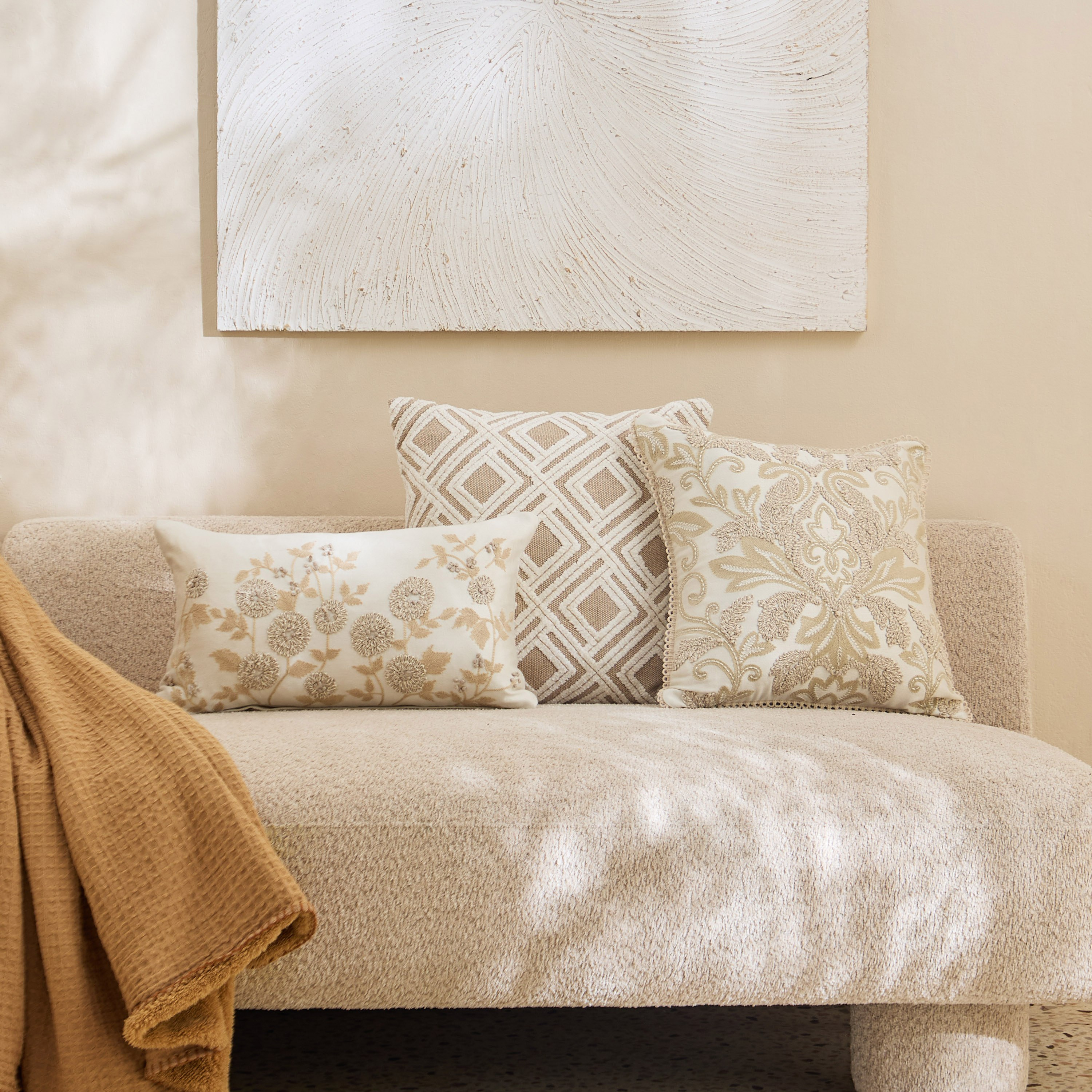 وسادة محشوة بتطريز ماسي من تيسورا - 30x50 سم-hbxhomeware-hbxbedroom-image-4