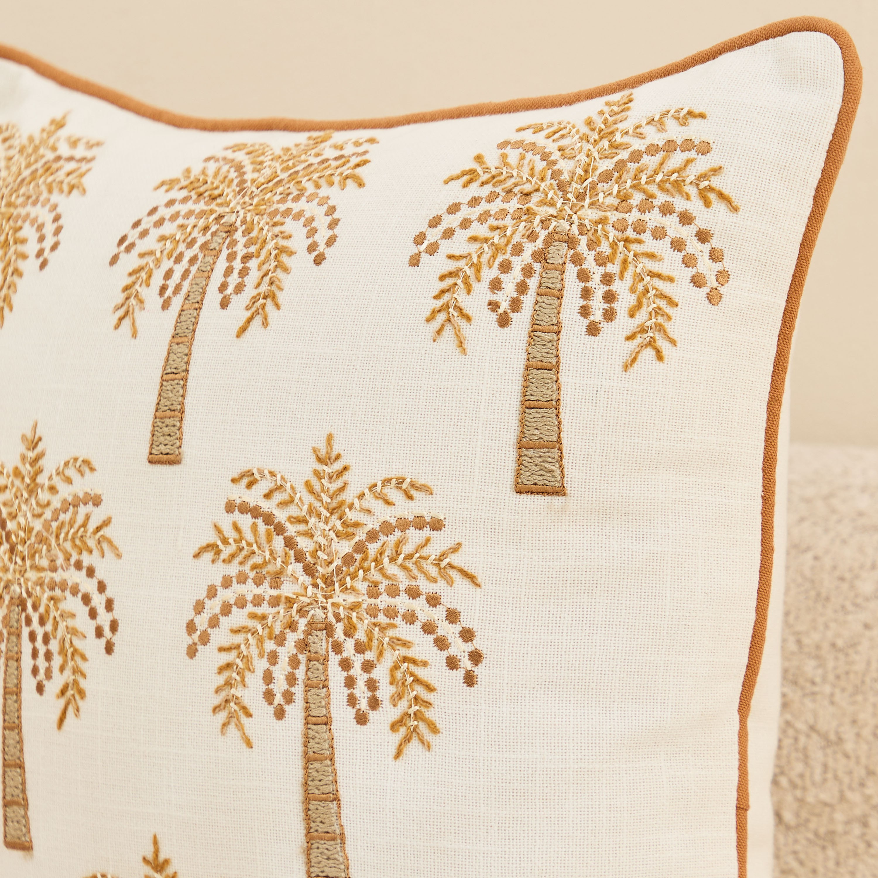 وسادة محشوة بتطريز نخيل من أريكا - 45x45 سم-hbxhomeware-hbxbedroom-image-2