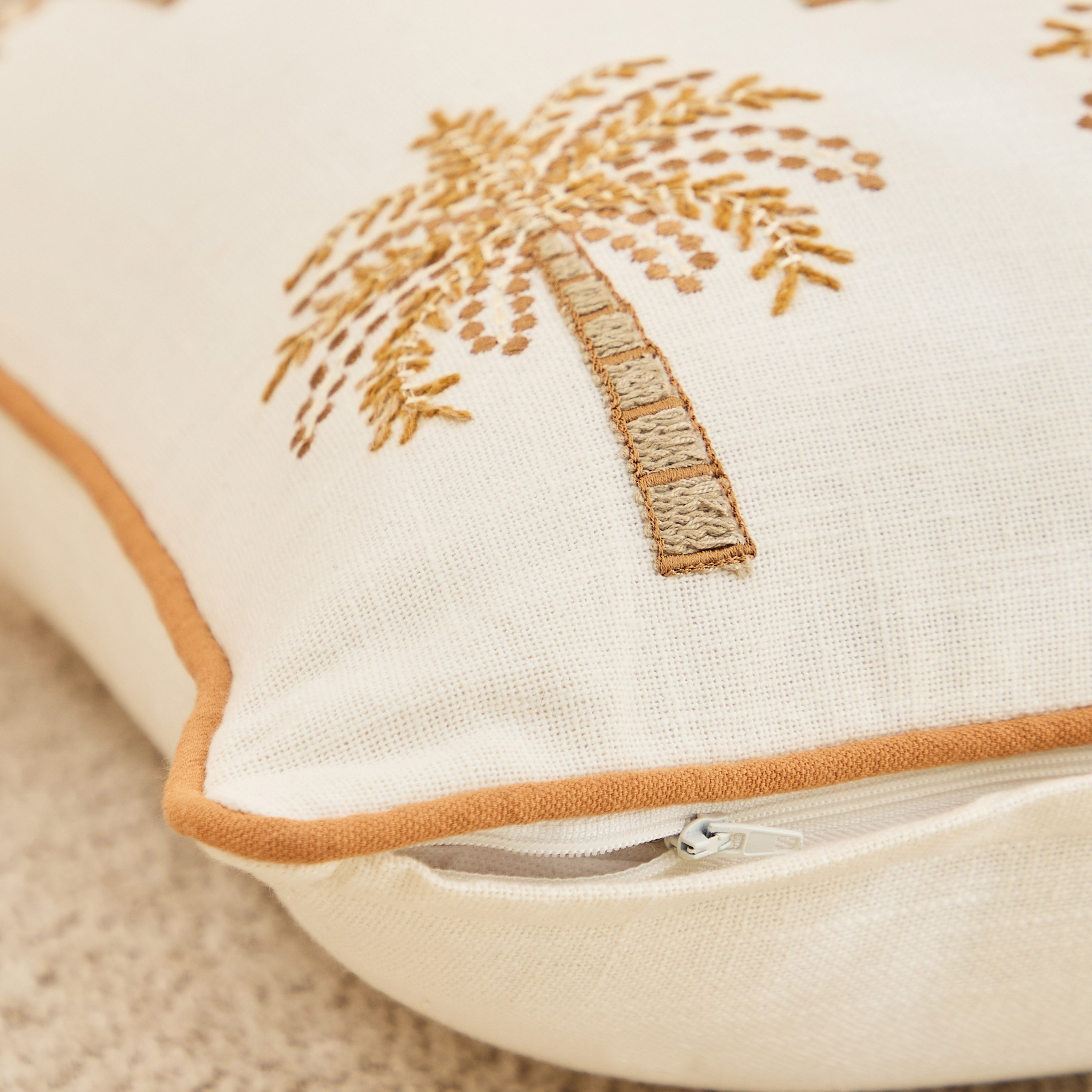وسادة محشوة بتطريز نخيل من أريكا - 45x45 سم-hbxhomeware-hbxbedroom-image-3