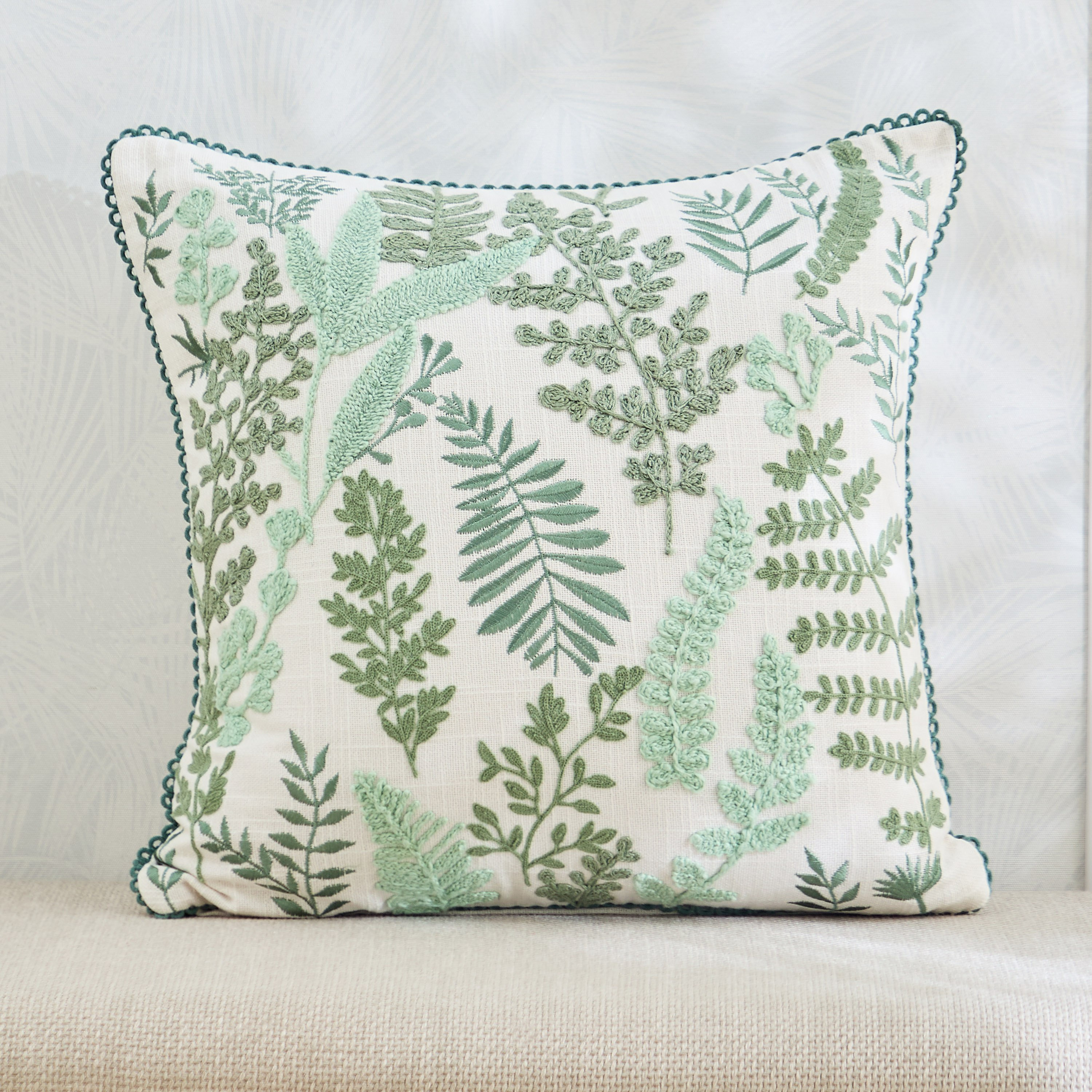 وسادة محشوة بتطريز أوراق شجر من فيرنورا - 45x45 سم-hbxhomeware-hbxbedroom-image-1