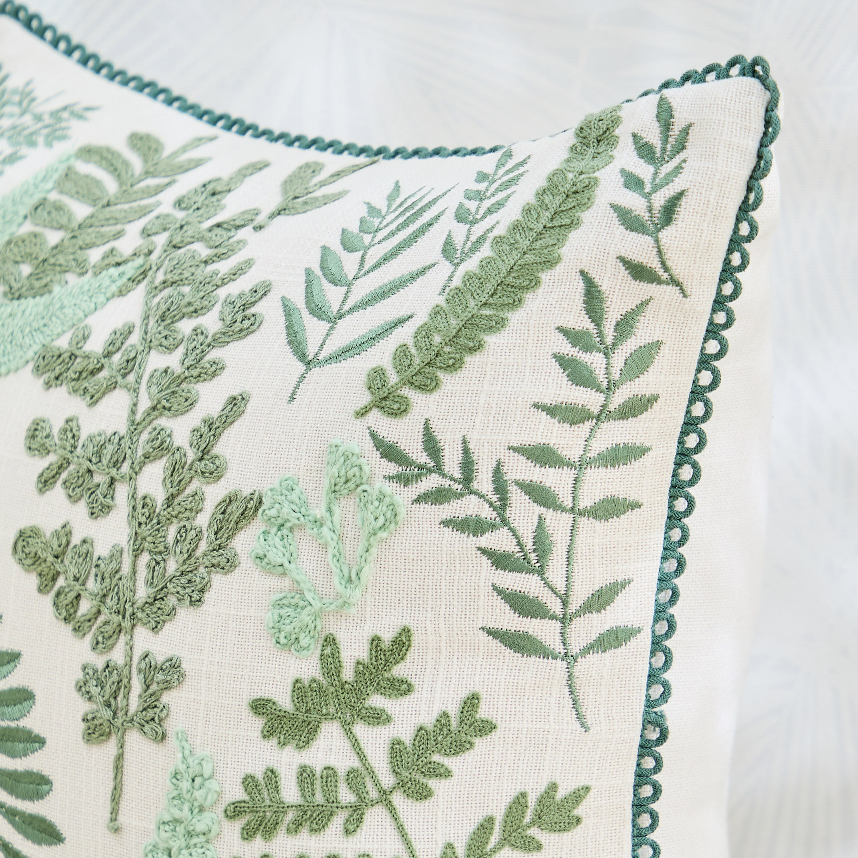 وسادة محشوة بتطريز أوراق شجر من فيرنورا - 45x45 سم-hbxhomeware-hbxbedroom-image-2