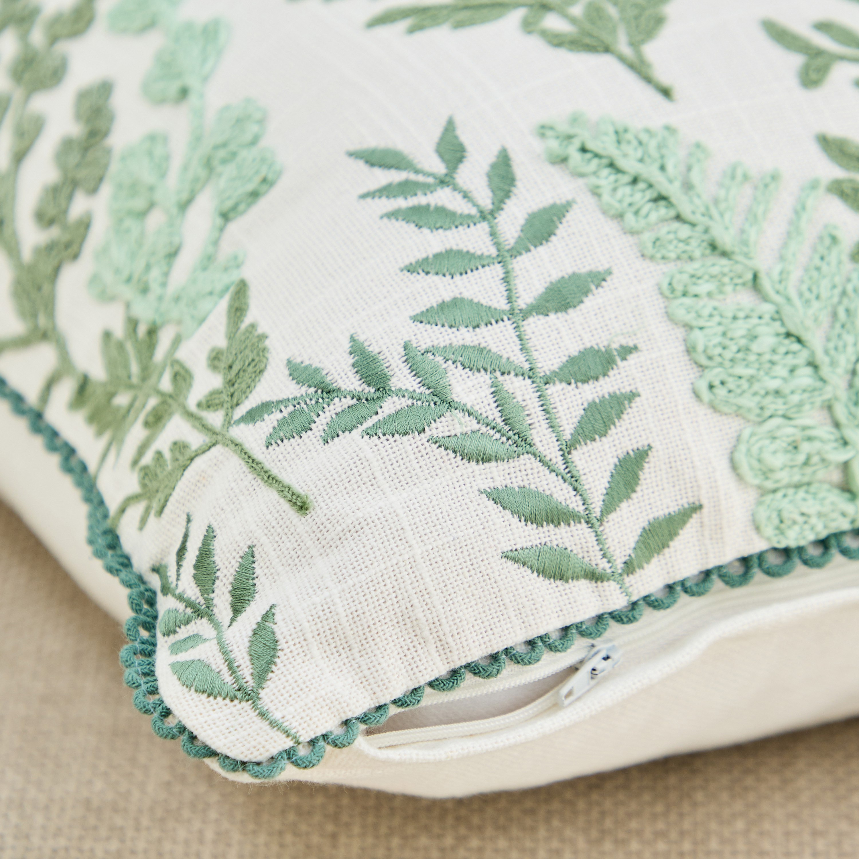 وسادة محشوة بتطريز أوراق شجر من فيرنورا - 45x45 سم-hbxhomeware-hbxbedroom-image-3