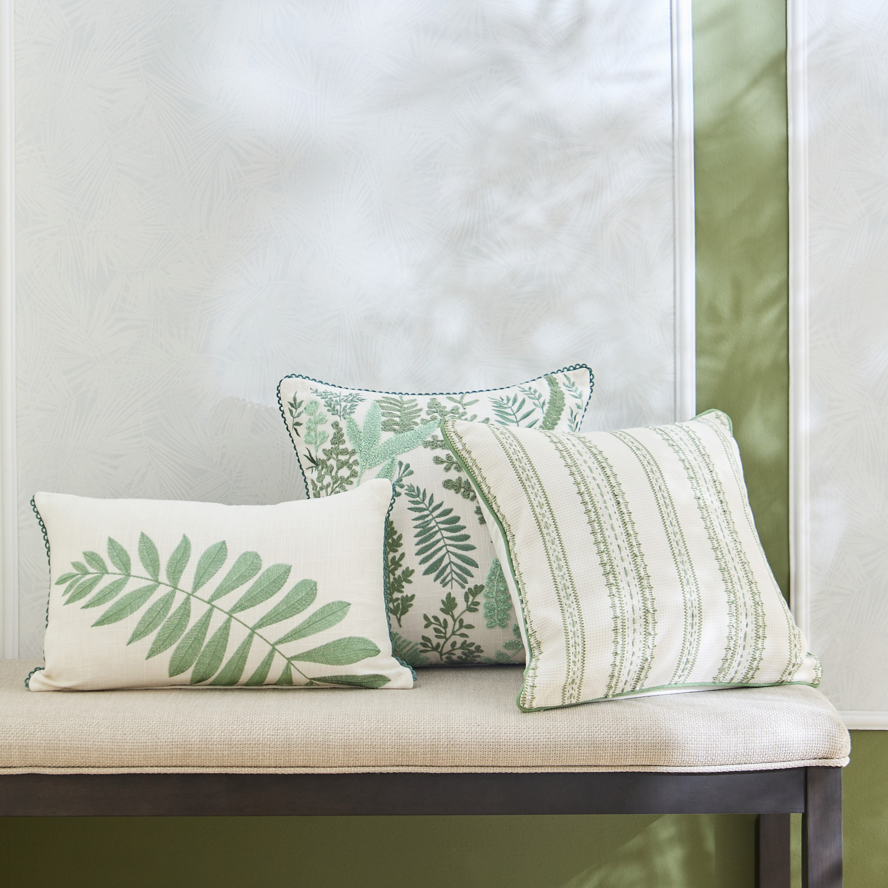 وسادة محشوة بتطريز أوراق شجر من فيرنورا - 45x45 سم-hbxhomeware-hbxbedroom-image-4