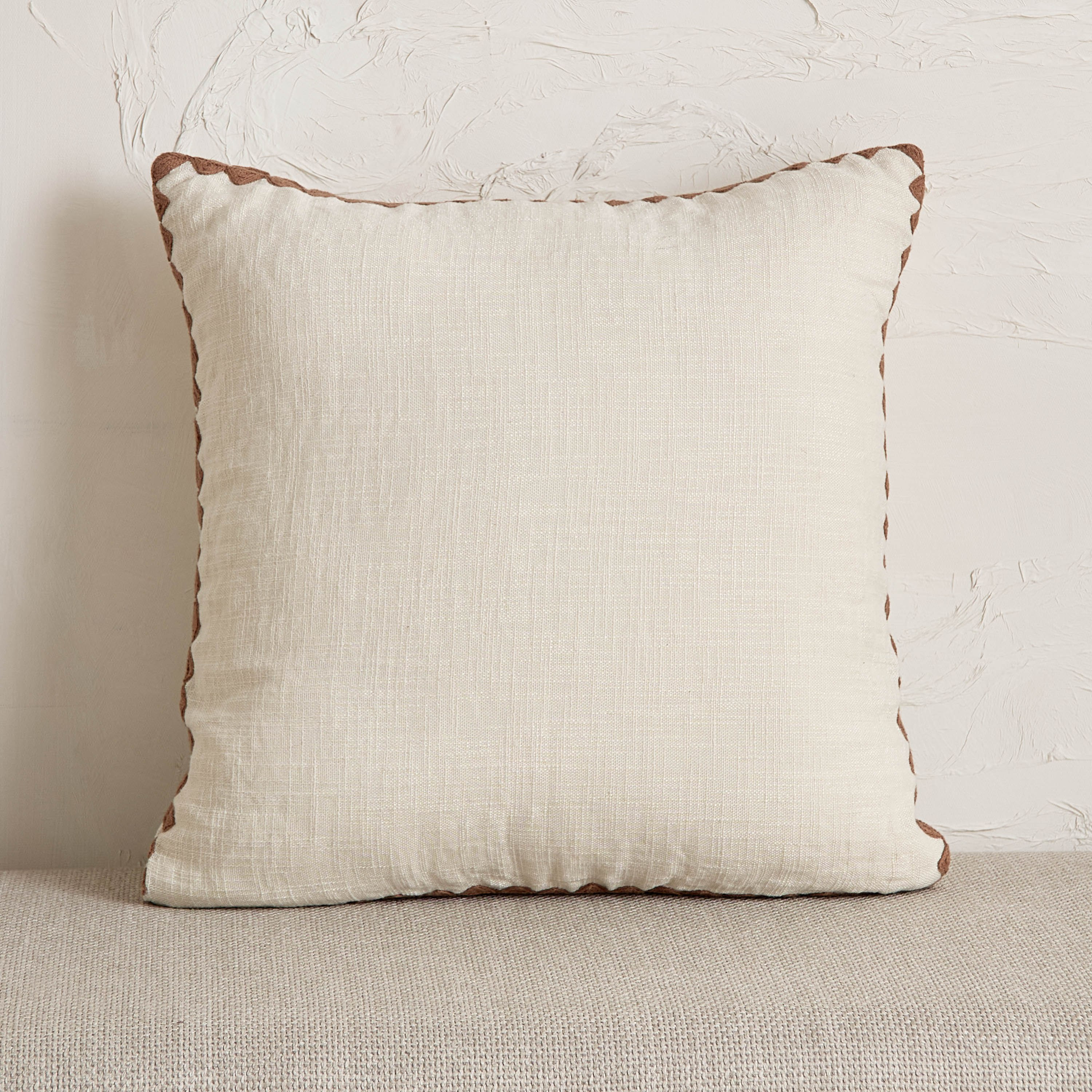 وسادة محشوة بحواف مطرزة من أرتيرا - 50x50 سم-hbxhomeware-hbxkidsandyouth-image-1