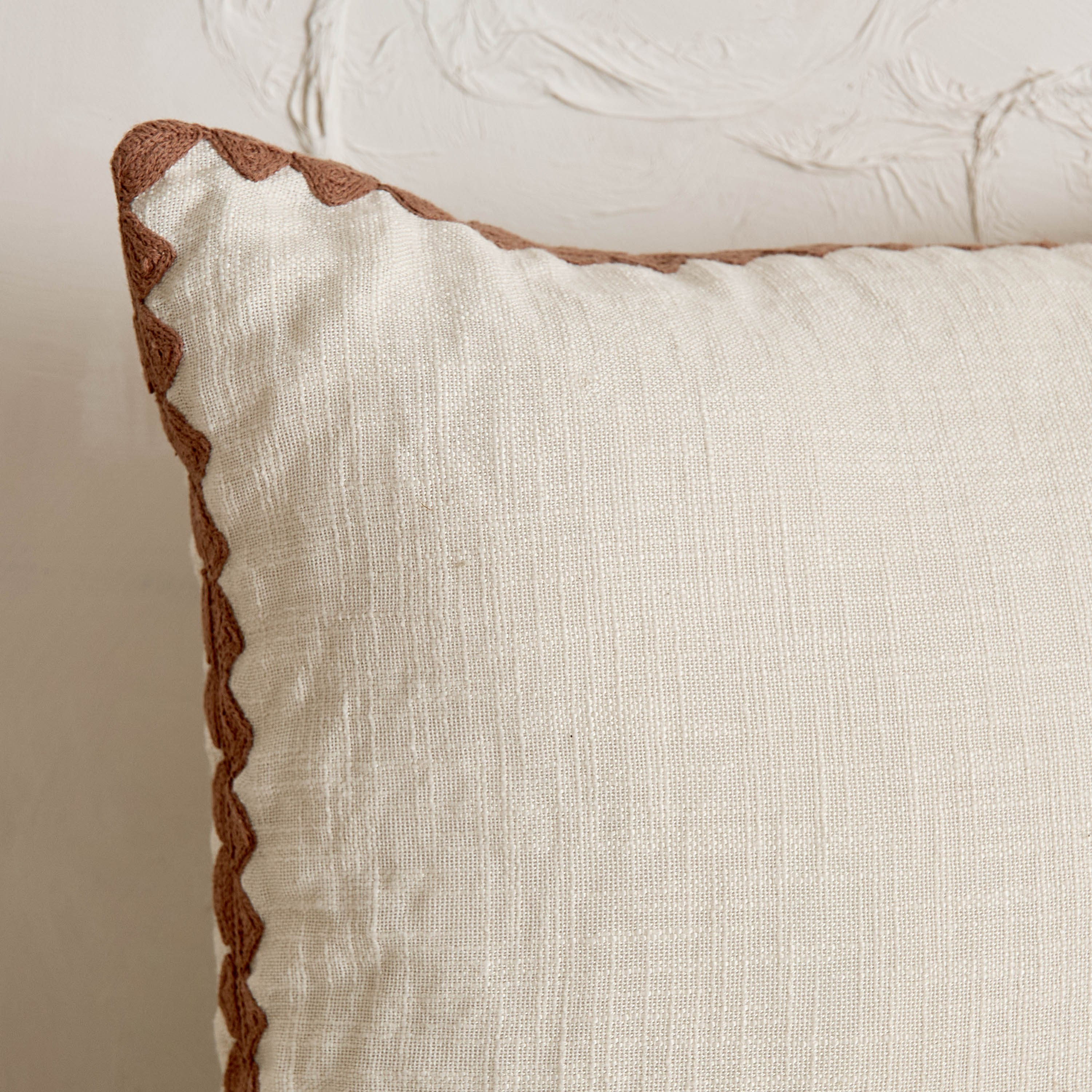 وسادة محشوة بحواف مطرزة من أرتيرا - 50x50 سم-hbxhomeware-hbxkidsandyouth-image-2