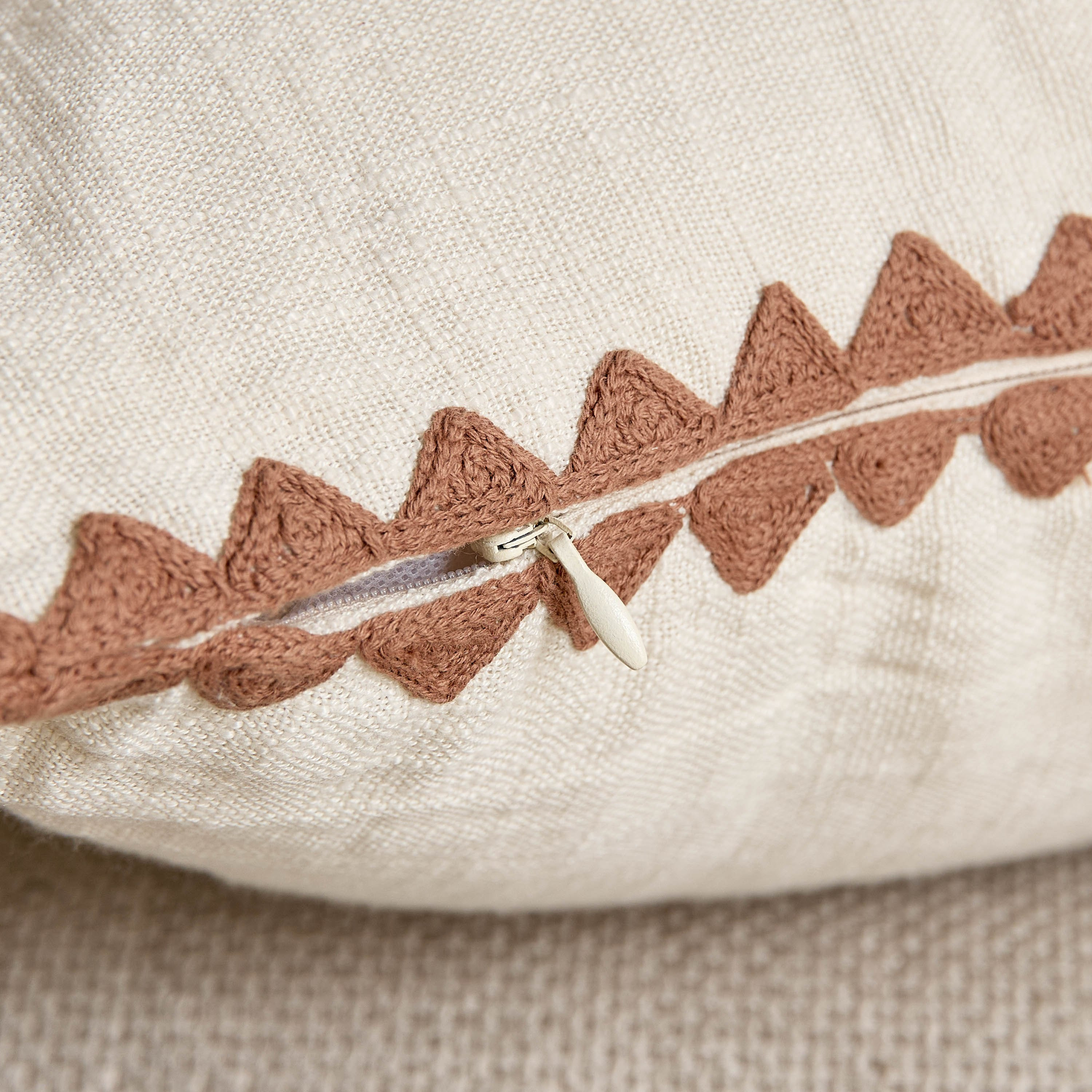 وسادة محشوة بحواف مطرزة من أرتيرا - 50x50 سم-hbxhomeware-hbxkidsandyouth-image-3