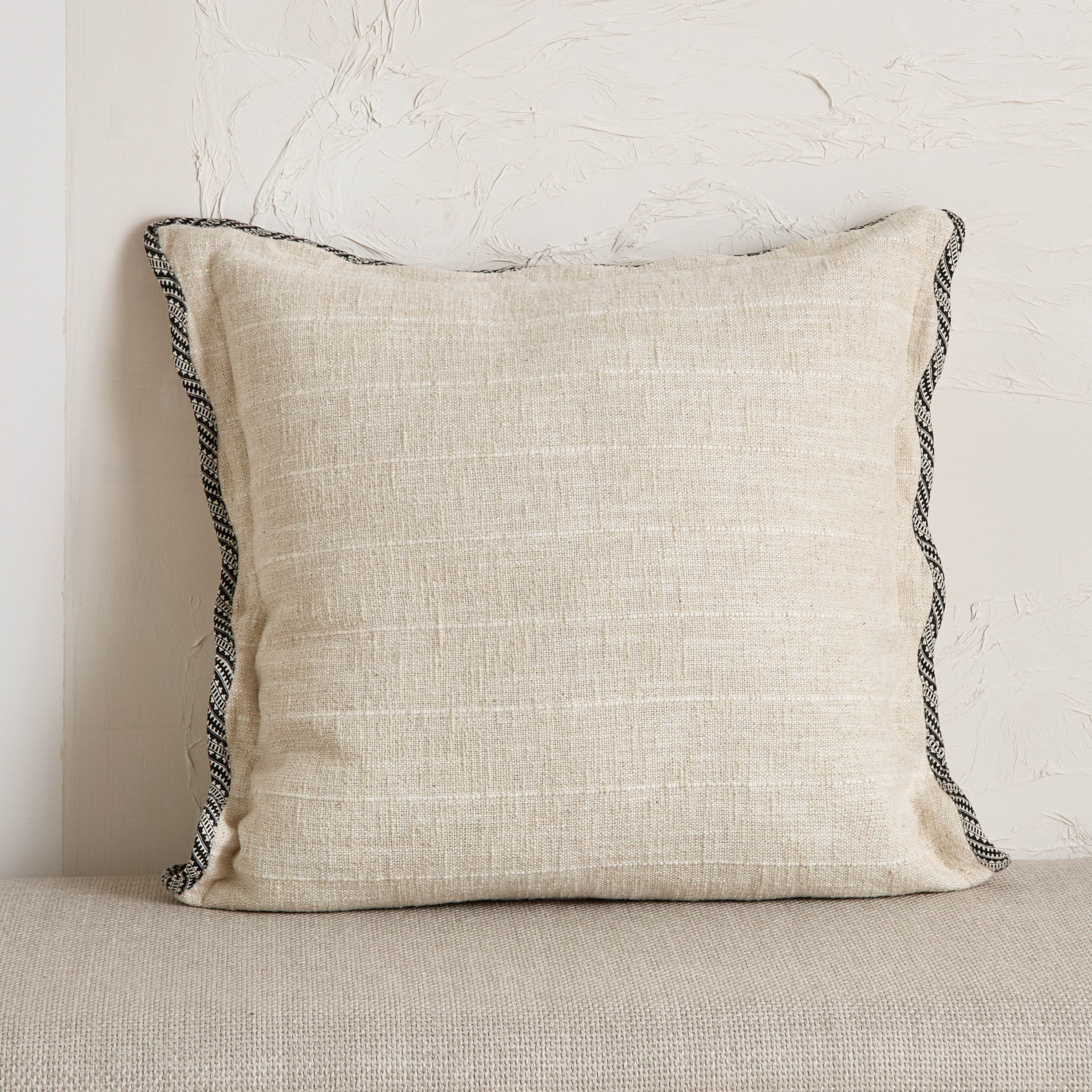 وسادة محشوة بحواف متموجة من نواركلاي - 50x50 سم-hbxhomeware-hbxkidsandyouth-image-1