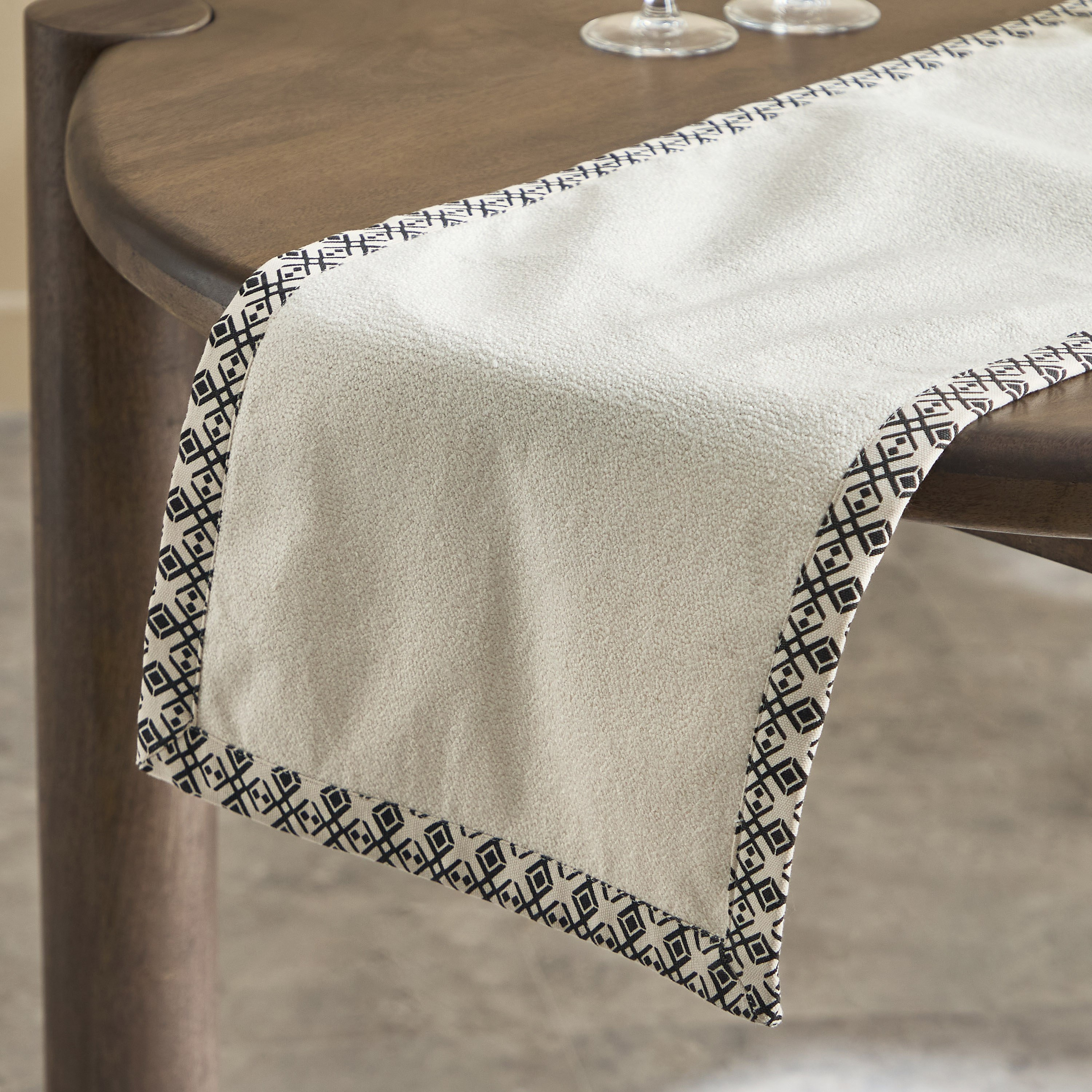 مفرش طاولة بحواف مطبوعة من نوير كلاي - 33x120 سم-hbxdecorandfurnishings-homefurnishings-tablelinens-image-2