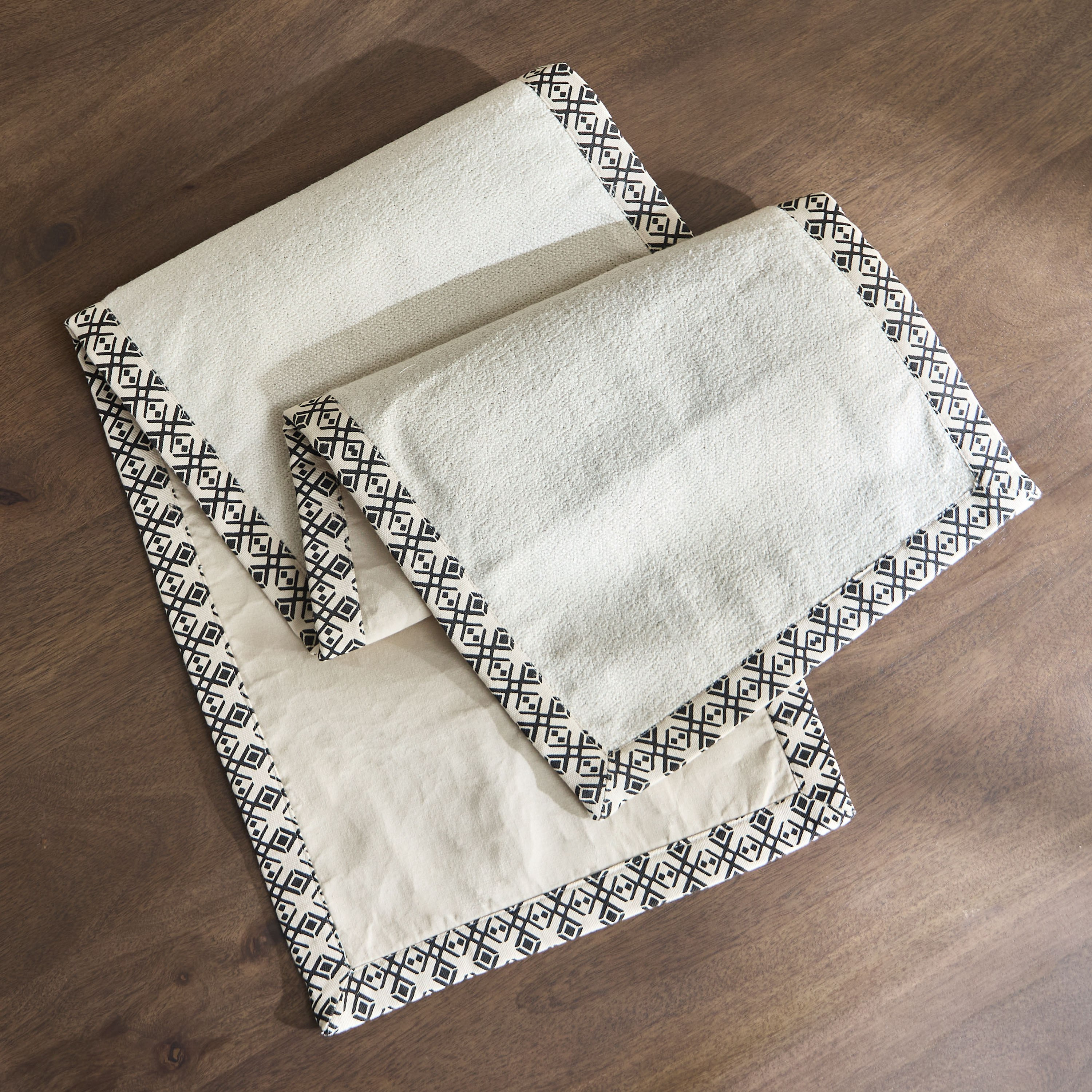 مفرش طاولة بحواف مطبوعة من نوير كلاي - 33x120 سم-hbxdecorandfurnishings-homefurnishings-tablelinens-image-3