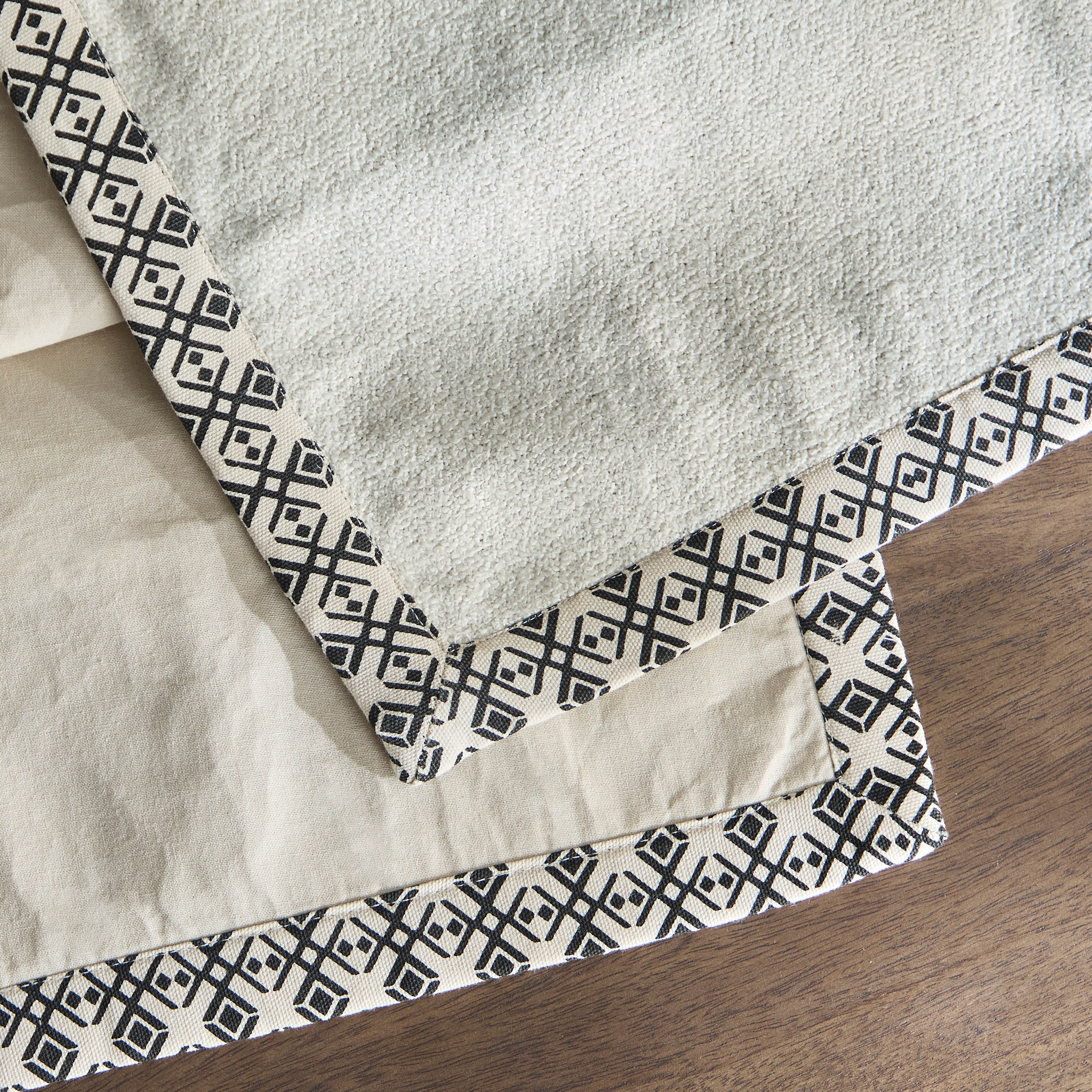 مفرش طاولة بحواف مطبوعة من نوير كلاي - 33x120 سم-hbxdecorandfurnishings-homefurnishings-tablelinens-image-4