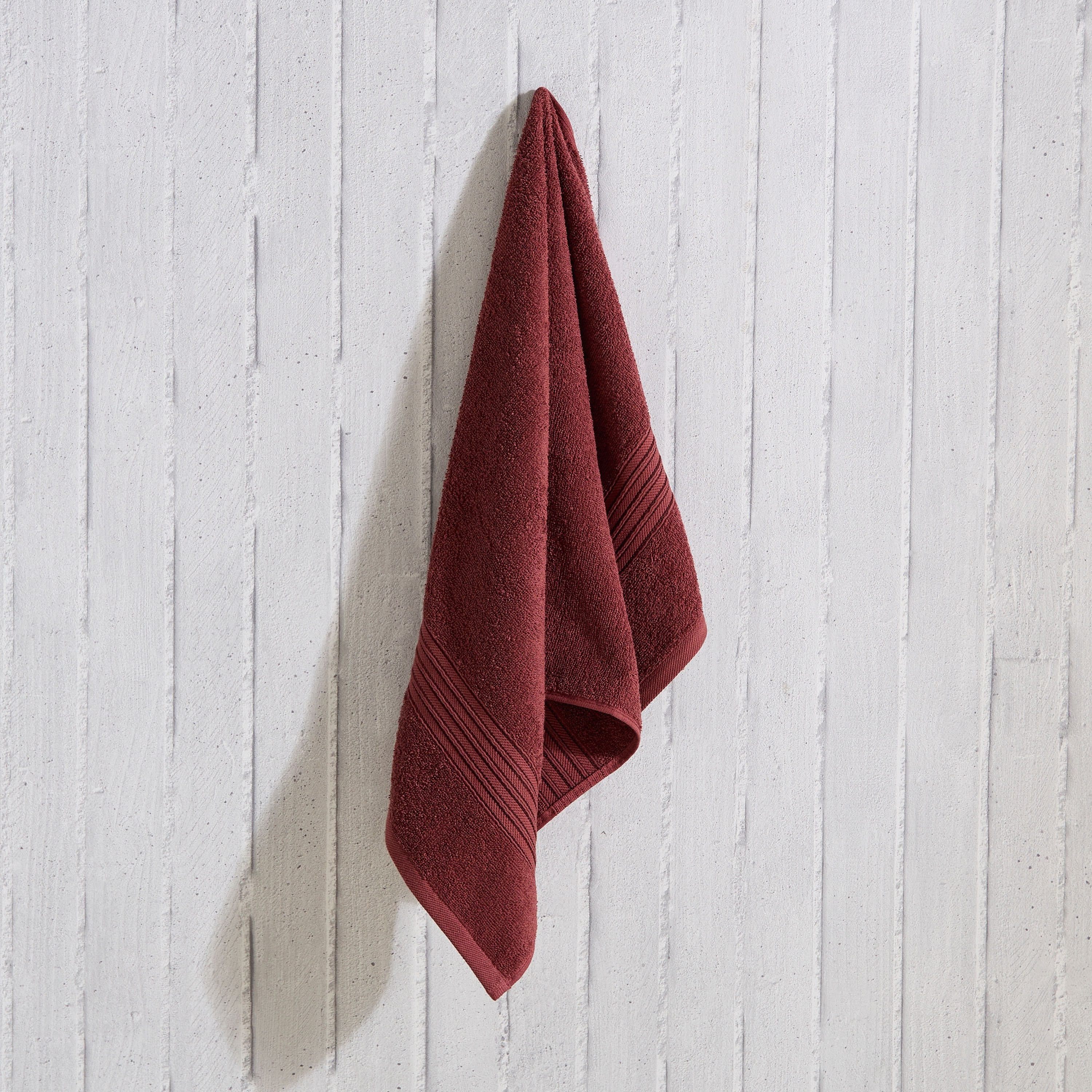 منشفة يد ممشطة من إسينشال - 50x90 سم-hbxbathroom-bathroomtextiles-image-1