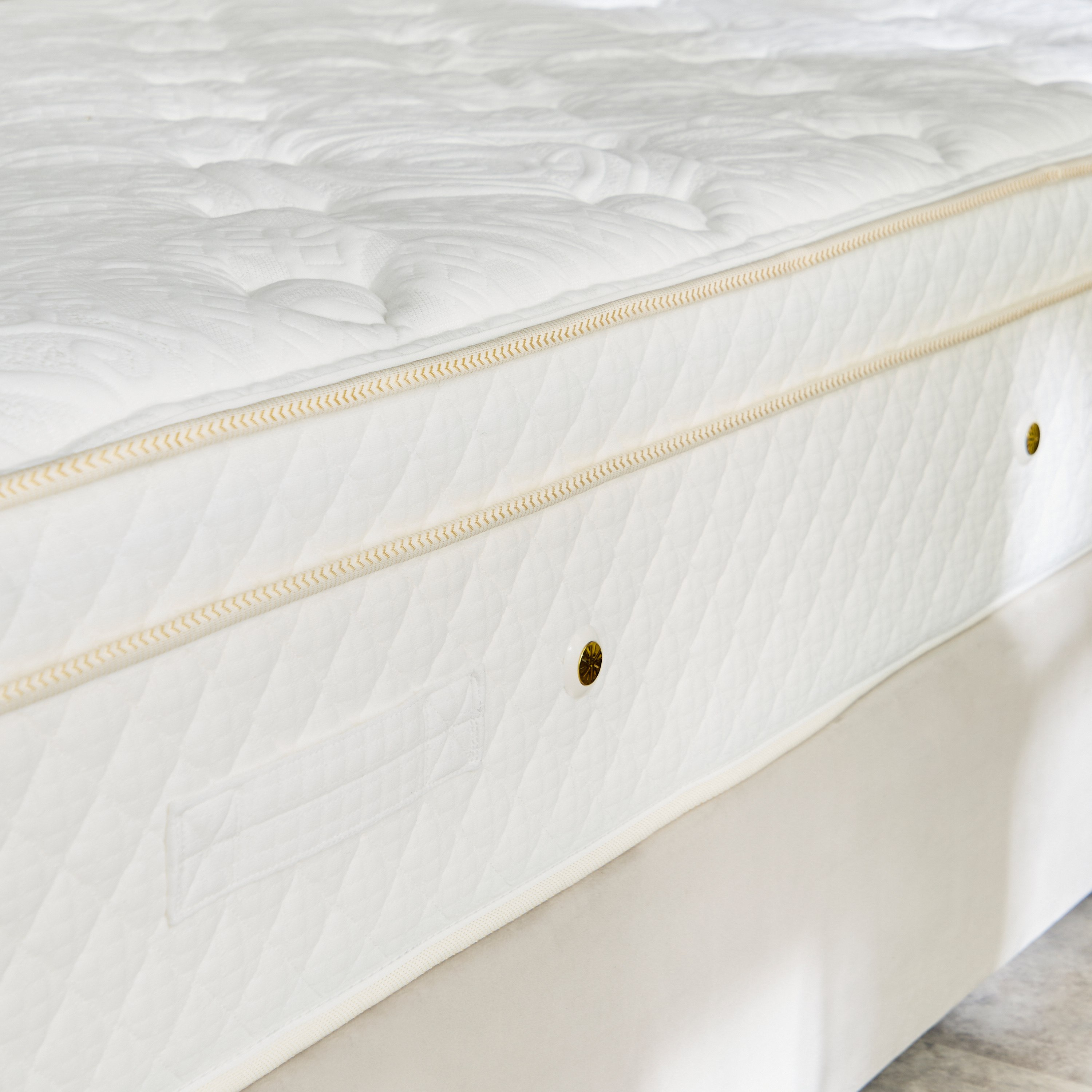 SleepLuxe iZonal Luxe Medium Soft 7 Zone Hybrid Pocket Spring Queen Mattress - 150x200x32 cm-hbxbedroom-mattresses-queen-image-6