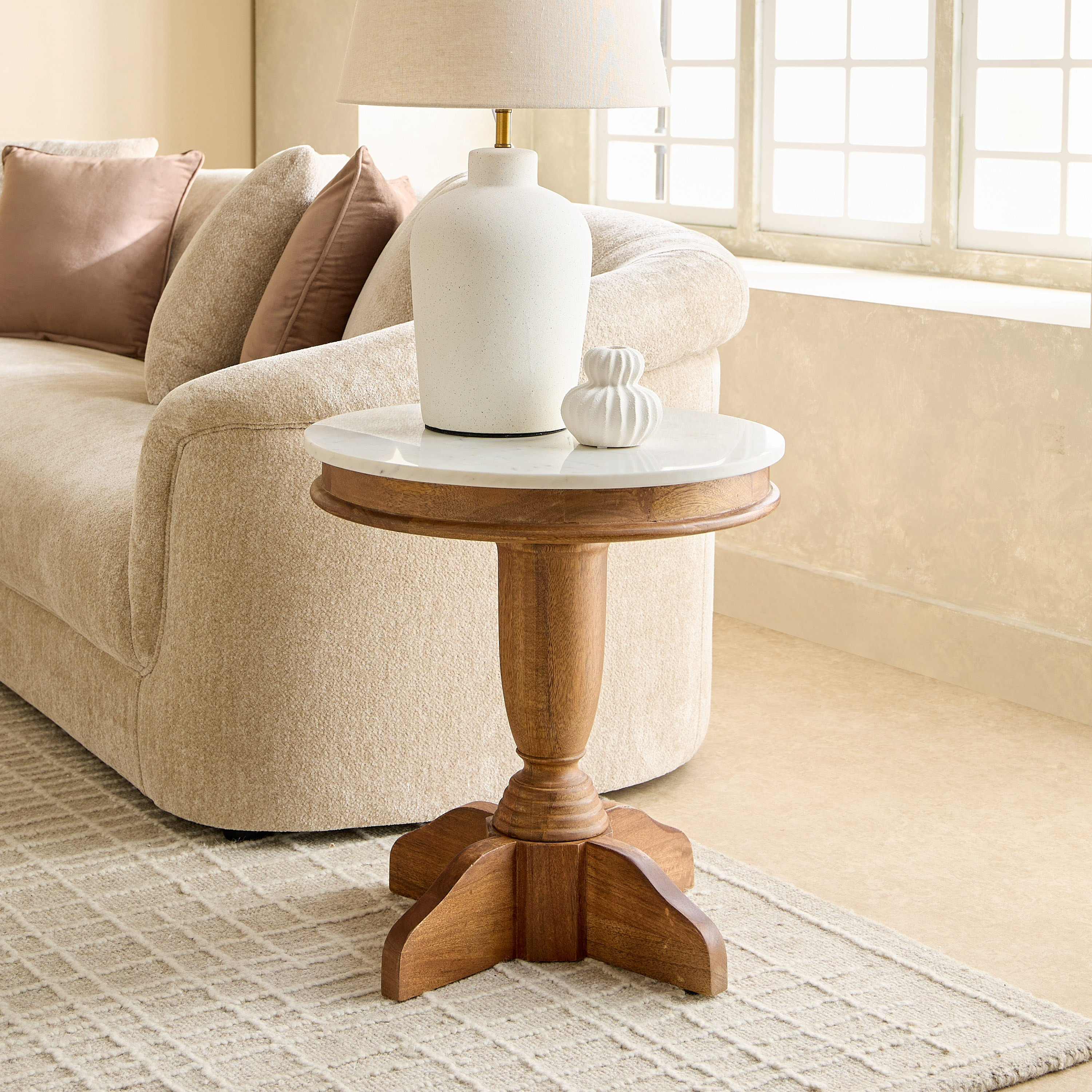 طاولة جانبية مستديرة بسطح رخام طبيعي وقاعدة خشب صلب من ديجاس-hbxfurniture-livingroom-endtables-image-1