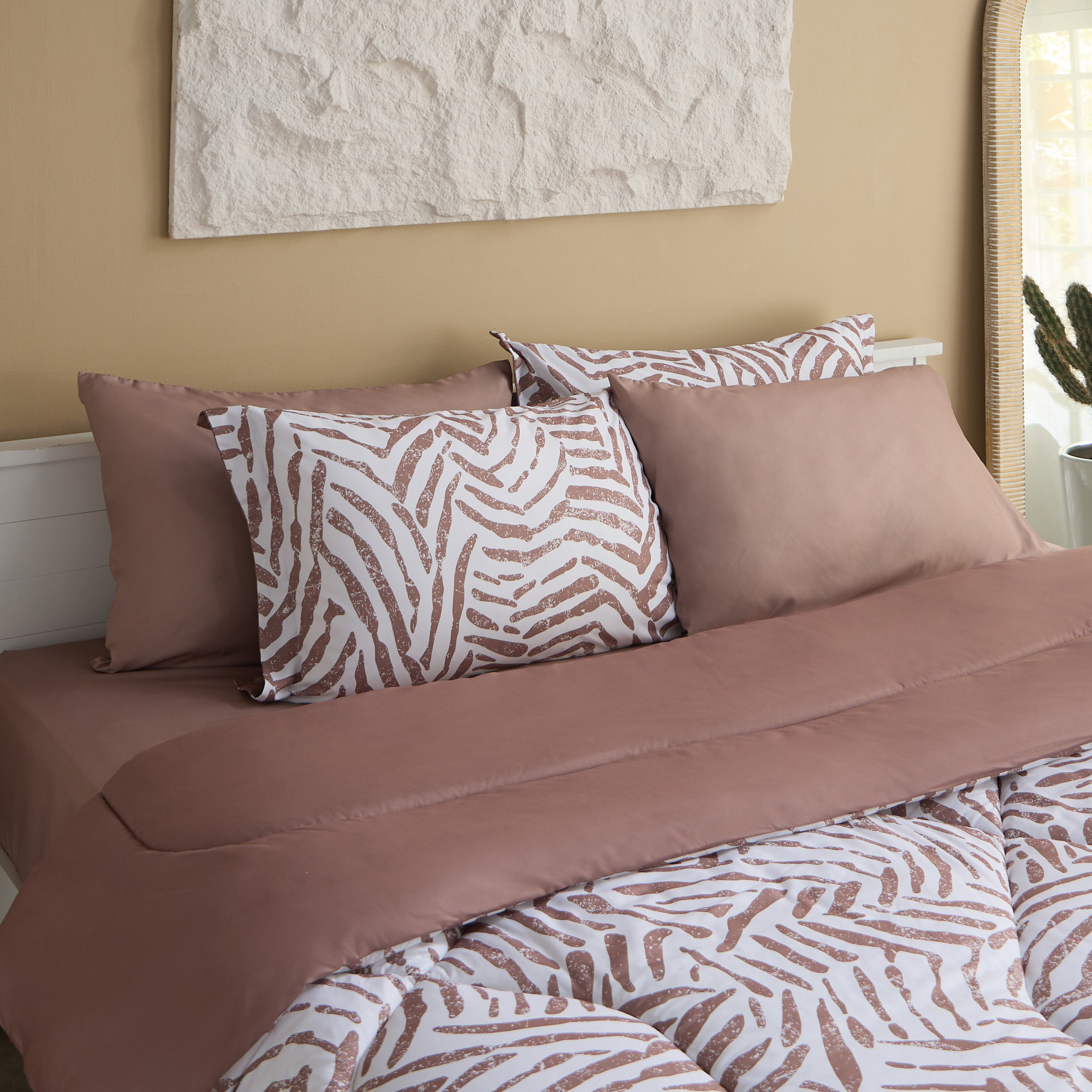 طقم لحاف كينج من الألياف الدقيقة بطبعات 6 قطع ليو من هامبتون - 220x240 سم-hbxhomeware-hbxbedroom-image-1