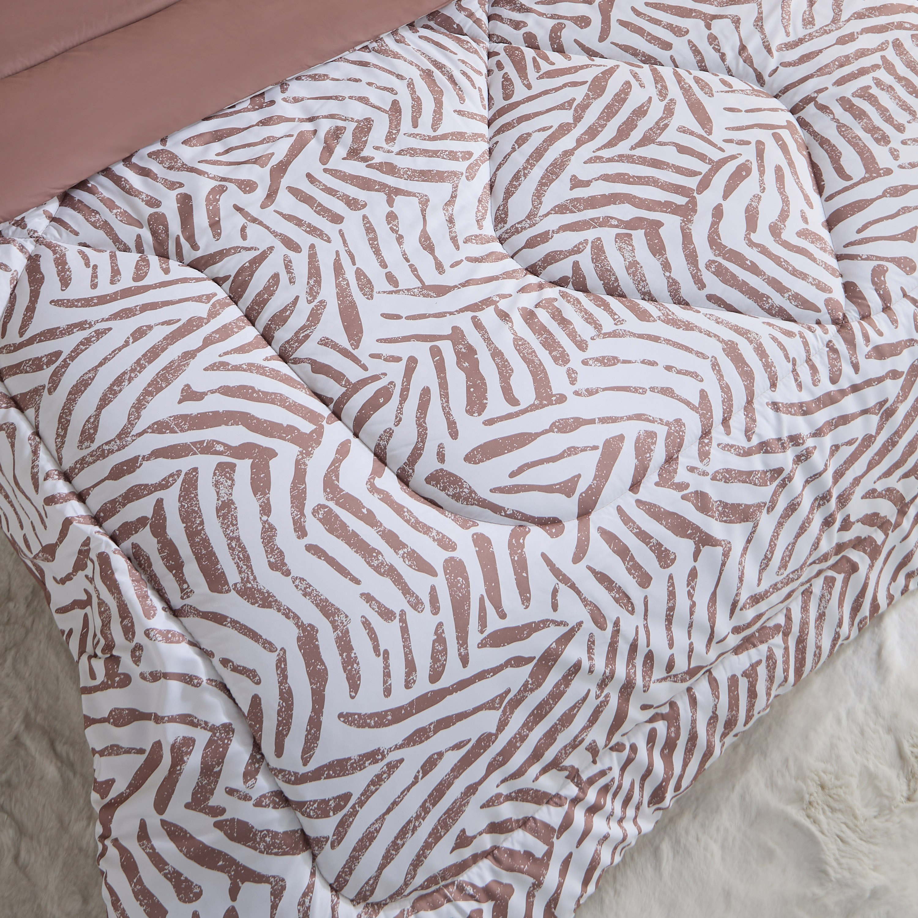 طقم لحاف كينج من الألياف الدقيقة بطبعات 6 قطع ليو من هامبتون - 220x240 سم-hbxhomeware-hbxbedroom-image-5