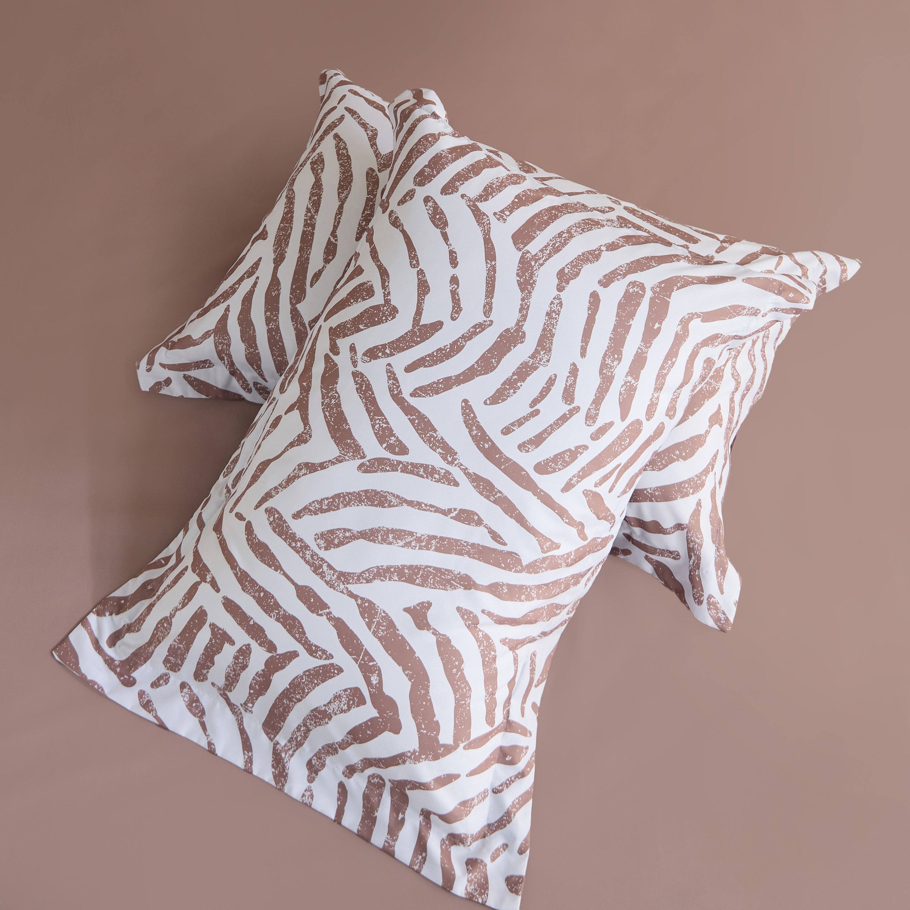 طقم لحاف كينج من الألياف الدقيقة بطبعات 6 قطع ليو من هامبتون - 220x240 سم-hbxhomeware-hbxbedroom-image-7