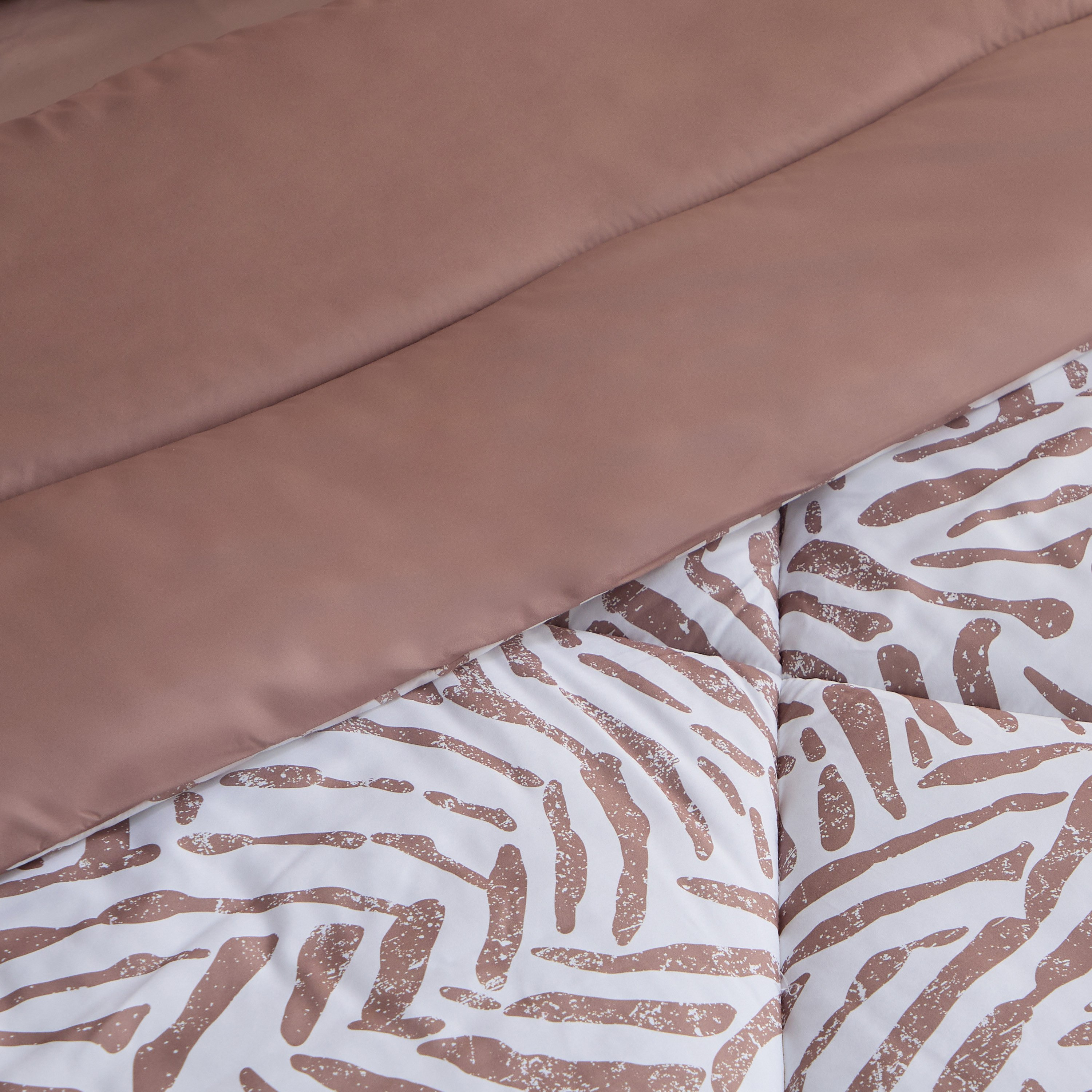 طقم لحاف سوبر كينج من الألياف الدقيقة بطبعات 6 قطع ليو من هامبتون - 240x260 سم-hbxhomeware-hbxbedroom-image-4