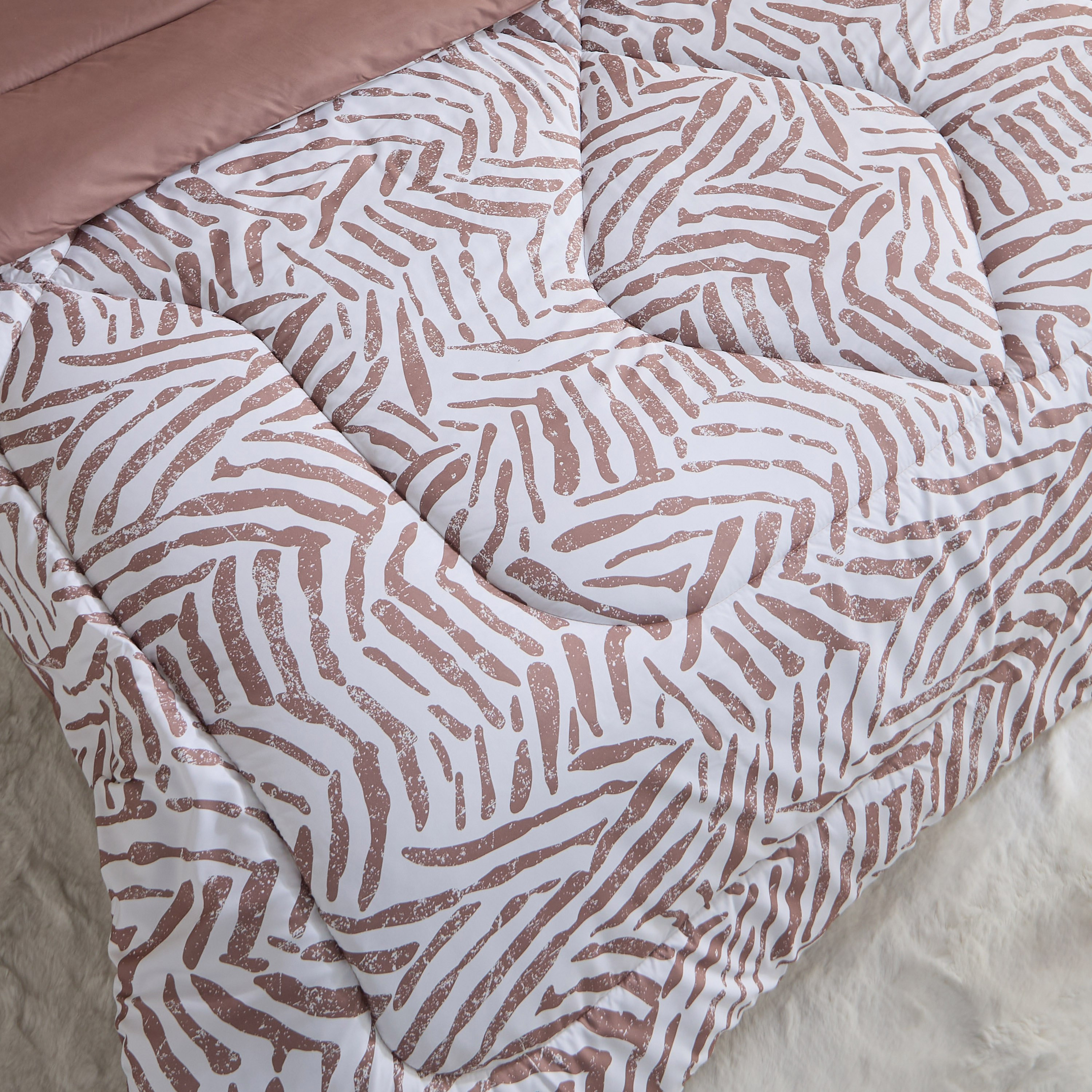 طقم لحاف سوبر كينج من الألياف الدقيقة بطبعات 6 قطع ليو من هامبتون - 240x260 سم-hbxhomeware-hbxbedroom-image-5