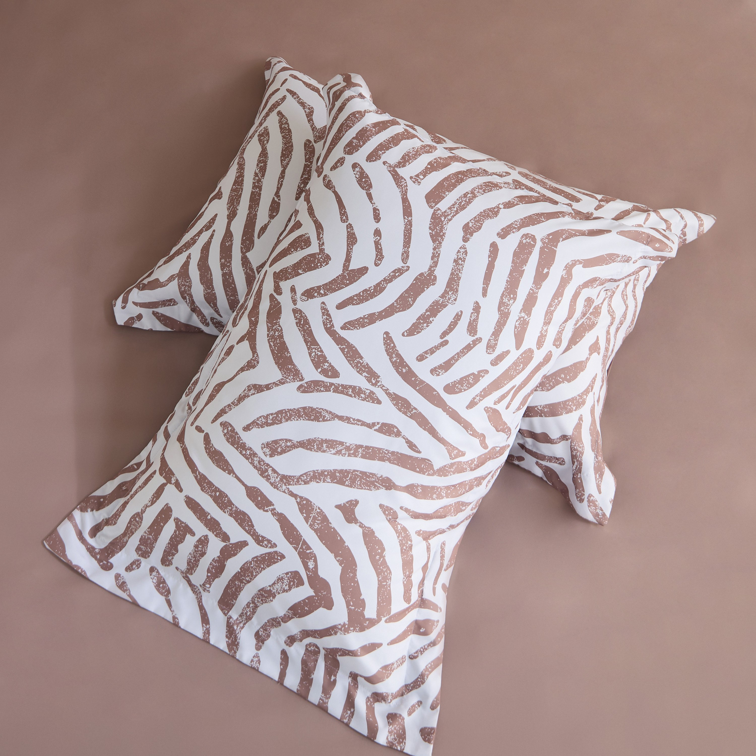 طقم لحاف سوبر كينج من الألياف الدقيقة بطبعات 6 قطع ليو من هامبتون - 240x260 سم-hbxhomeware-hbxbedroom-image-7