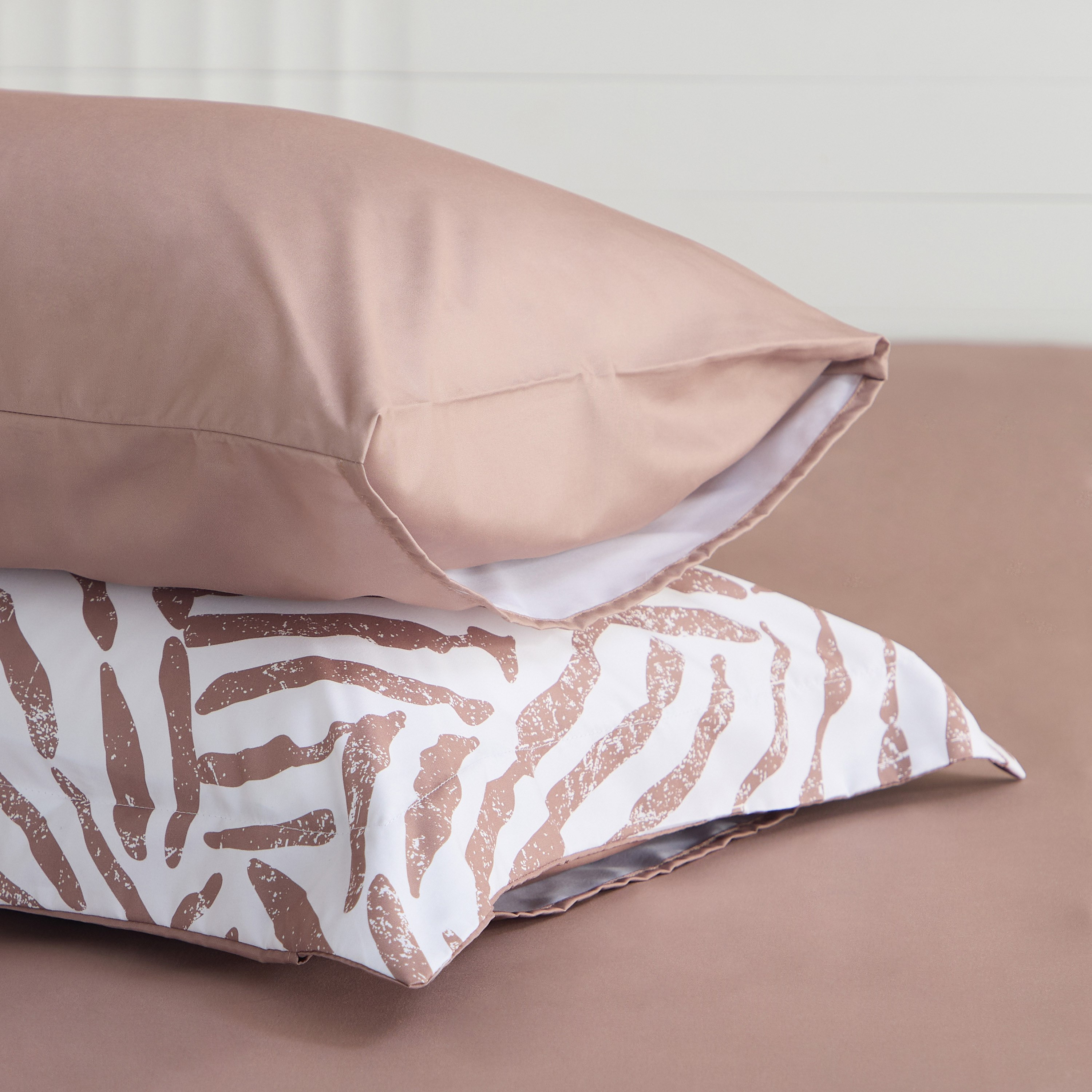 طقم لحاف سوبر كينج من الألياف الدقيقة بطبعات 6 قطع ليو من هامبتون - 240x260 سم-hbxhomeware-hbxbedroom-image-8