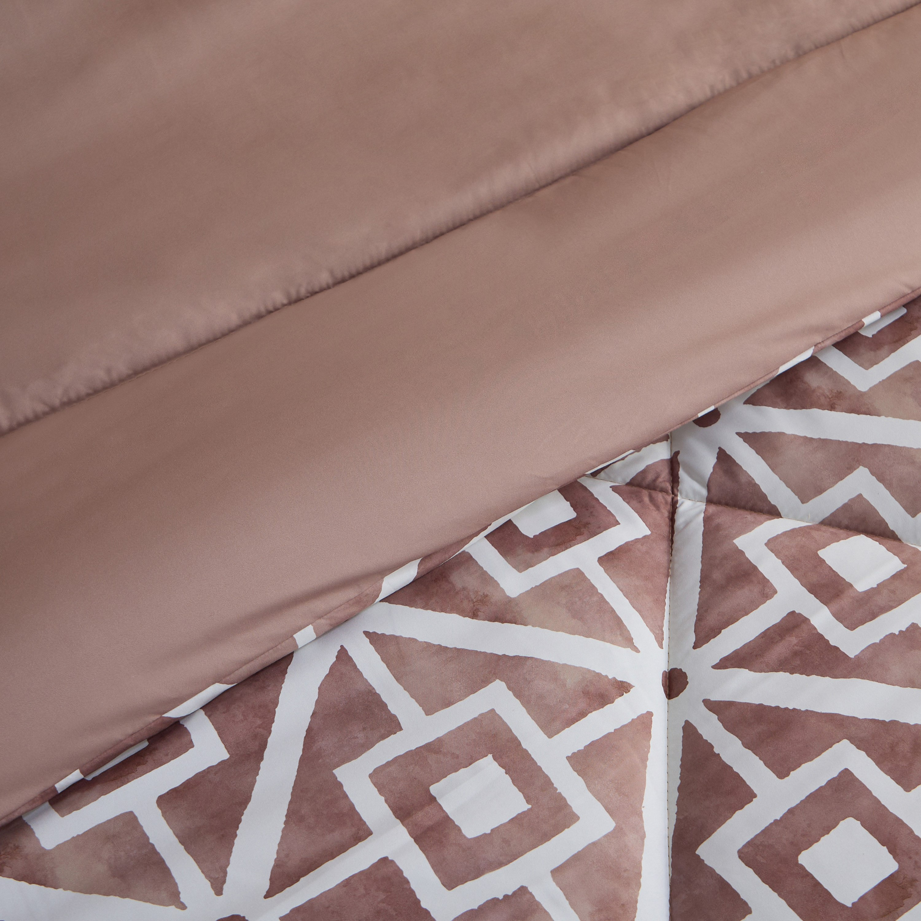 طقم لحاف سوبر كينج من الألياف الدقيقة بطبعات 6 قطع جيوفلو من هامبتون - 260x240 سم-hbxhomeware-hbxbedroom-image-4