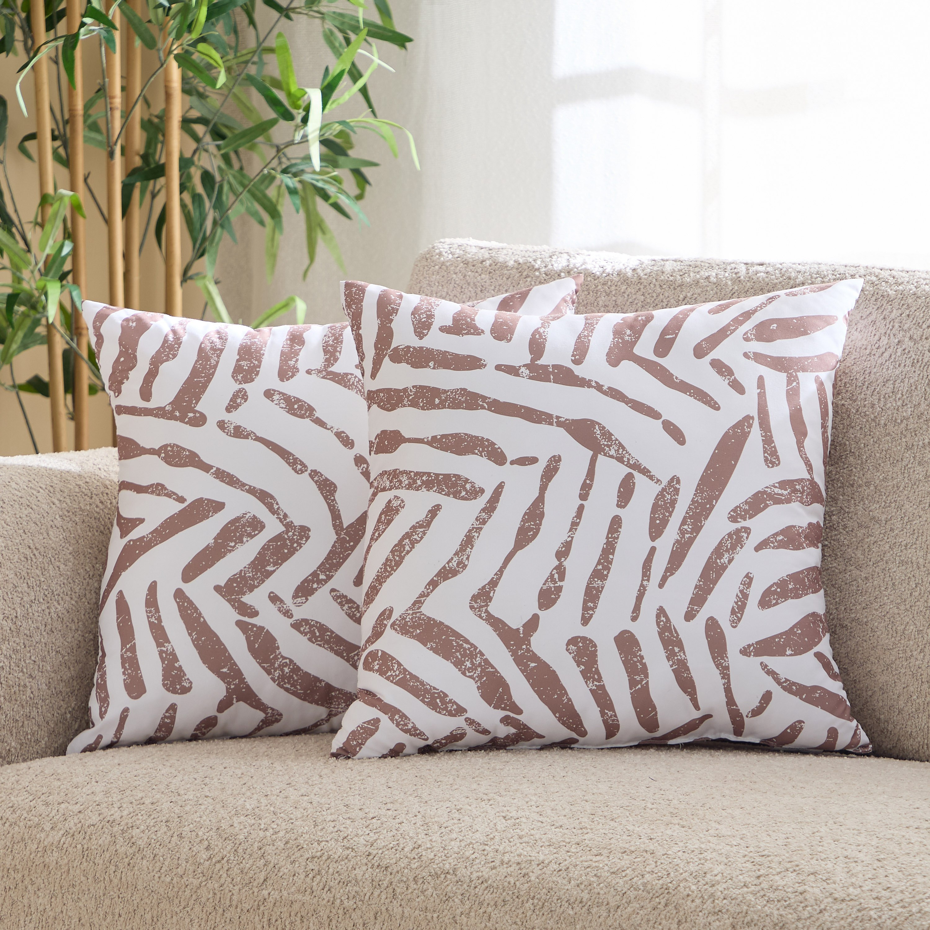 طقم وسائد بطبعات من الألياف الدقيقة قطعتين من هامبتون ليو - 45x45 سم-hbxhomeware-hbxbedroom-image-1