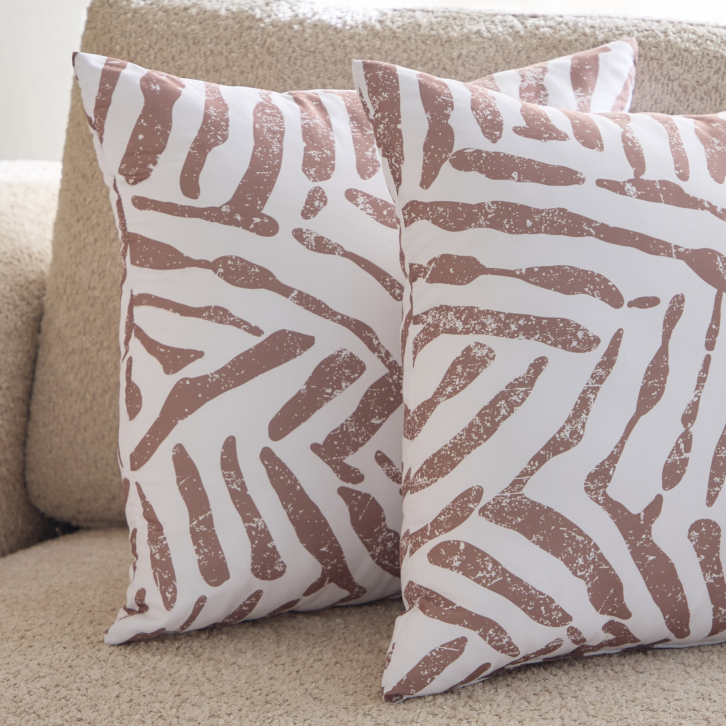 طقم وسائد بطبعات من الألياف الدقيقة قطعتين من هامبتون ليو - 45x45 سم-hbxhomeware-hbxbedroom-image-2