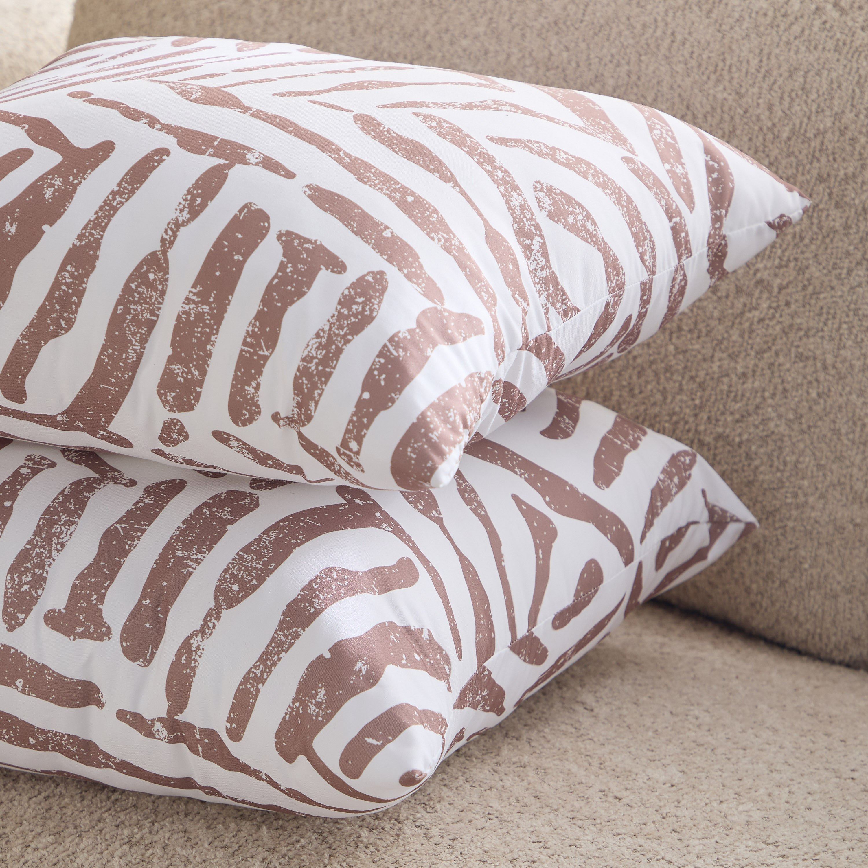 طقم وسائد بطبعات من الألياف الدقيقة قطعتين من هامبتون ليو - 45x45 سم-hbxhomeware-hbxbedroom-image-3
