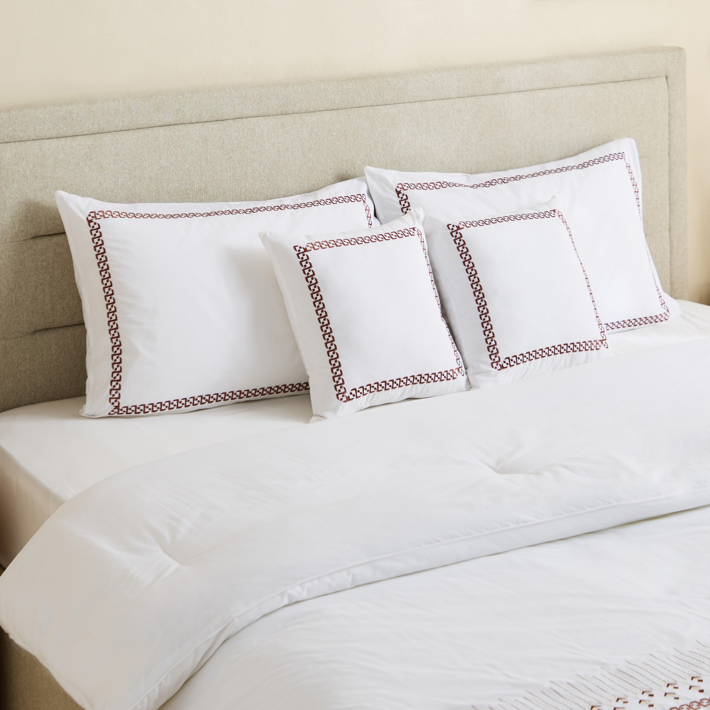 طقم لحاف كينج قطن بحواف مطرزة 5 قطع جراندي أفوردابلز من وايت هيفن - 220x240 سم-hbxhomeware-hbxbedroom-image-1