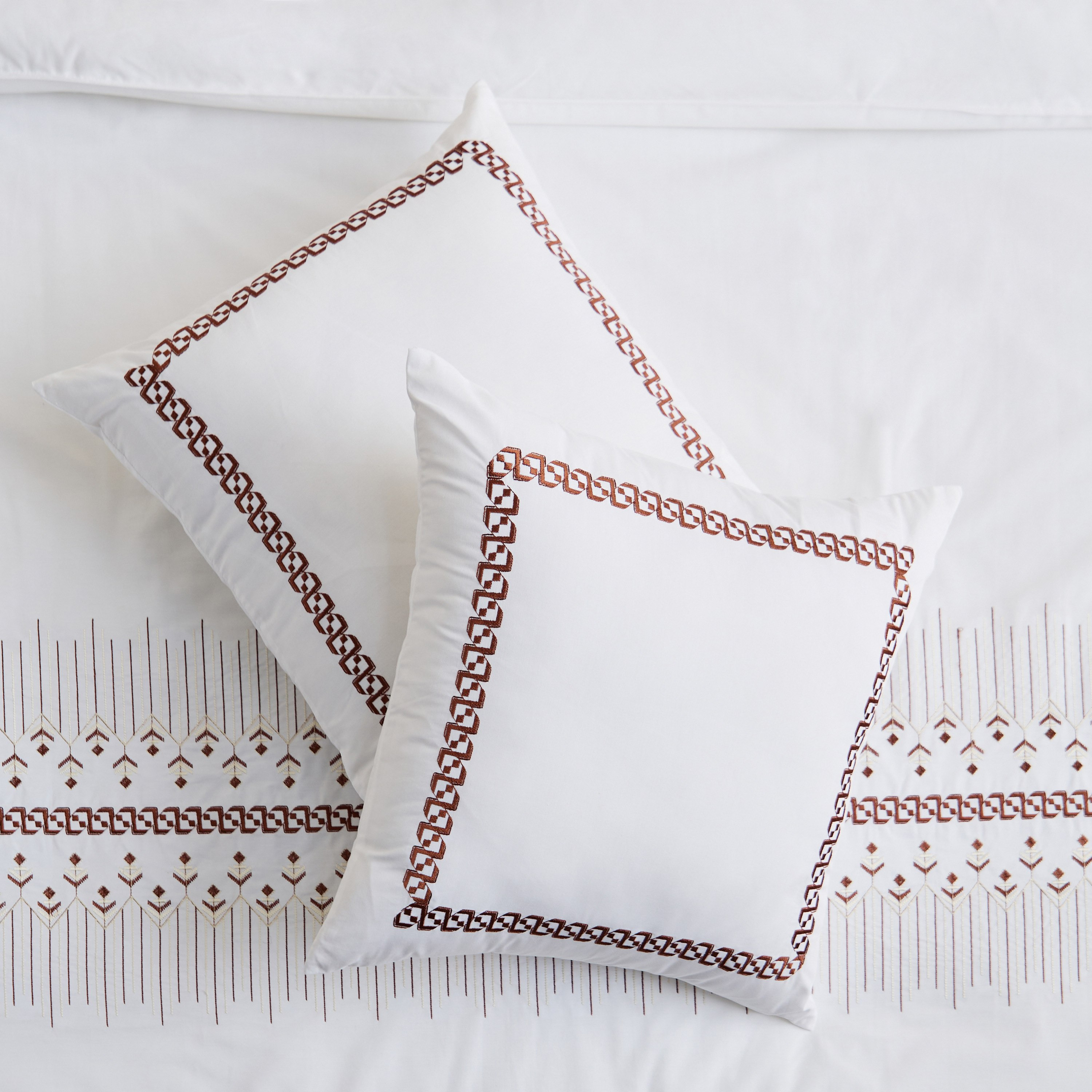 طقم لحاف كينج قطن بحواف مطرزة 5 قطع جراندي أفوردابلز من وايت هيفن - 220x240 سم-hbxhomeware-hbxbedroom-image-6