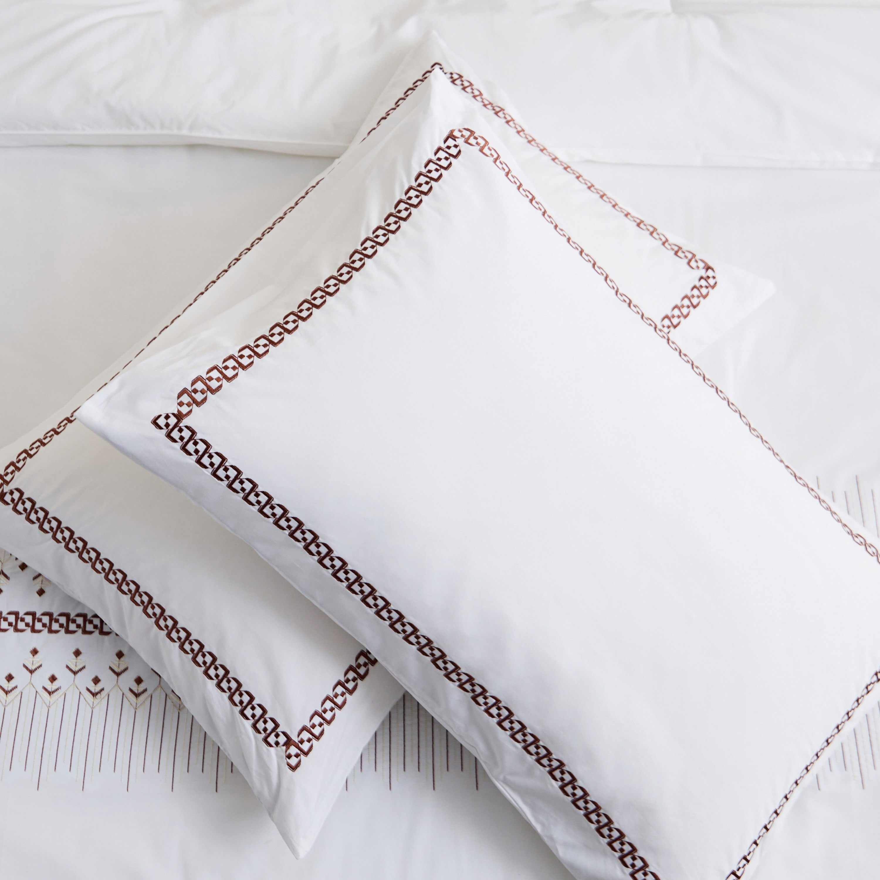 طقم لحاف كينج قطن بحواف مطرزة 5 قطع جراندي أفوردابلز من وايت هيفن - 220x240 سم-hbxhomeware-hbxbedroom-image-8