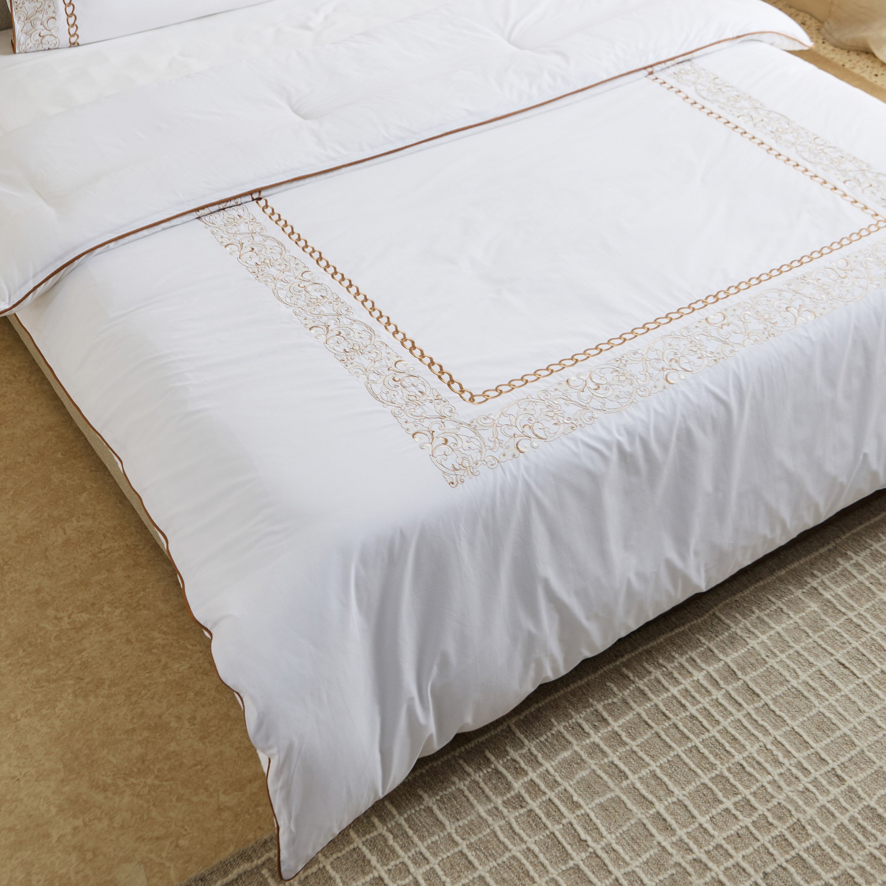 طقم لحاف كينج قطن بتطريز أزهار 5 قطع أفوردابلز من وايت هافن جراند - 220x240 سم-hbxhomeware-hbxbedroom-image-4