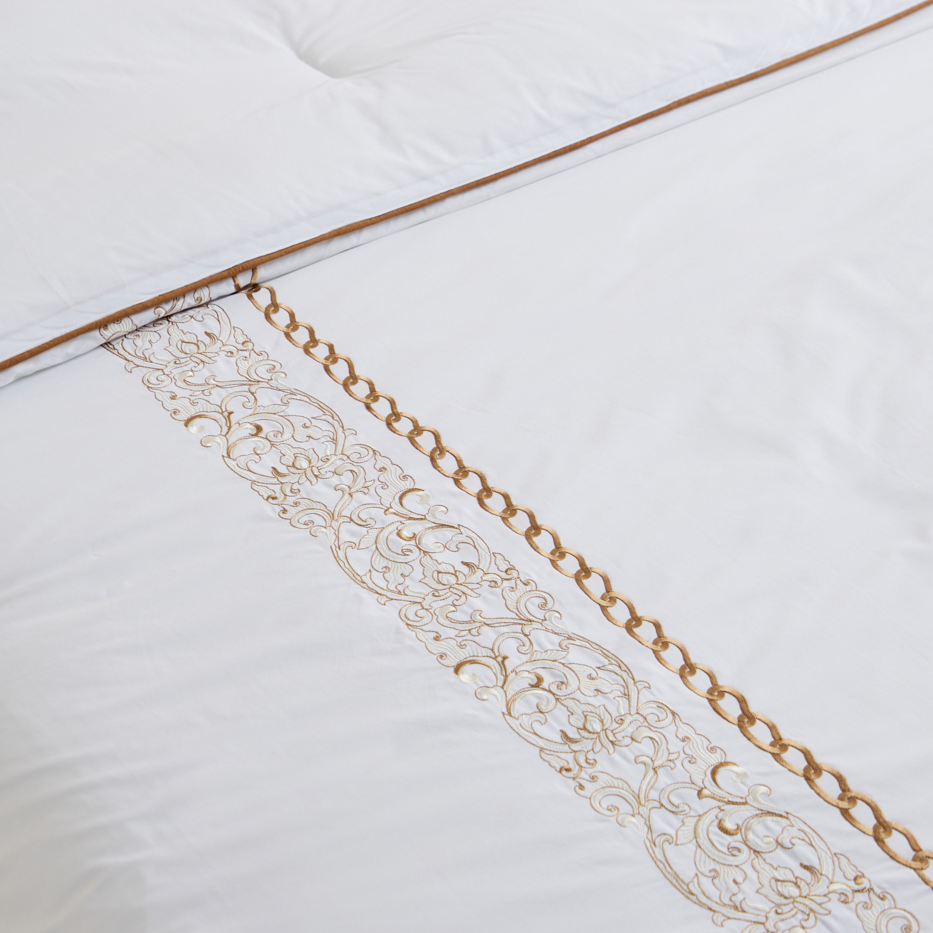 طقم لحاف كينج قطن بتطريز أزهار 5 قطع أفوردابلز من وايت هافن جراند - 220x240 سم-hbxhomeware-hbxbedroom-image-5