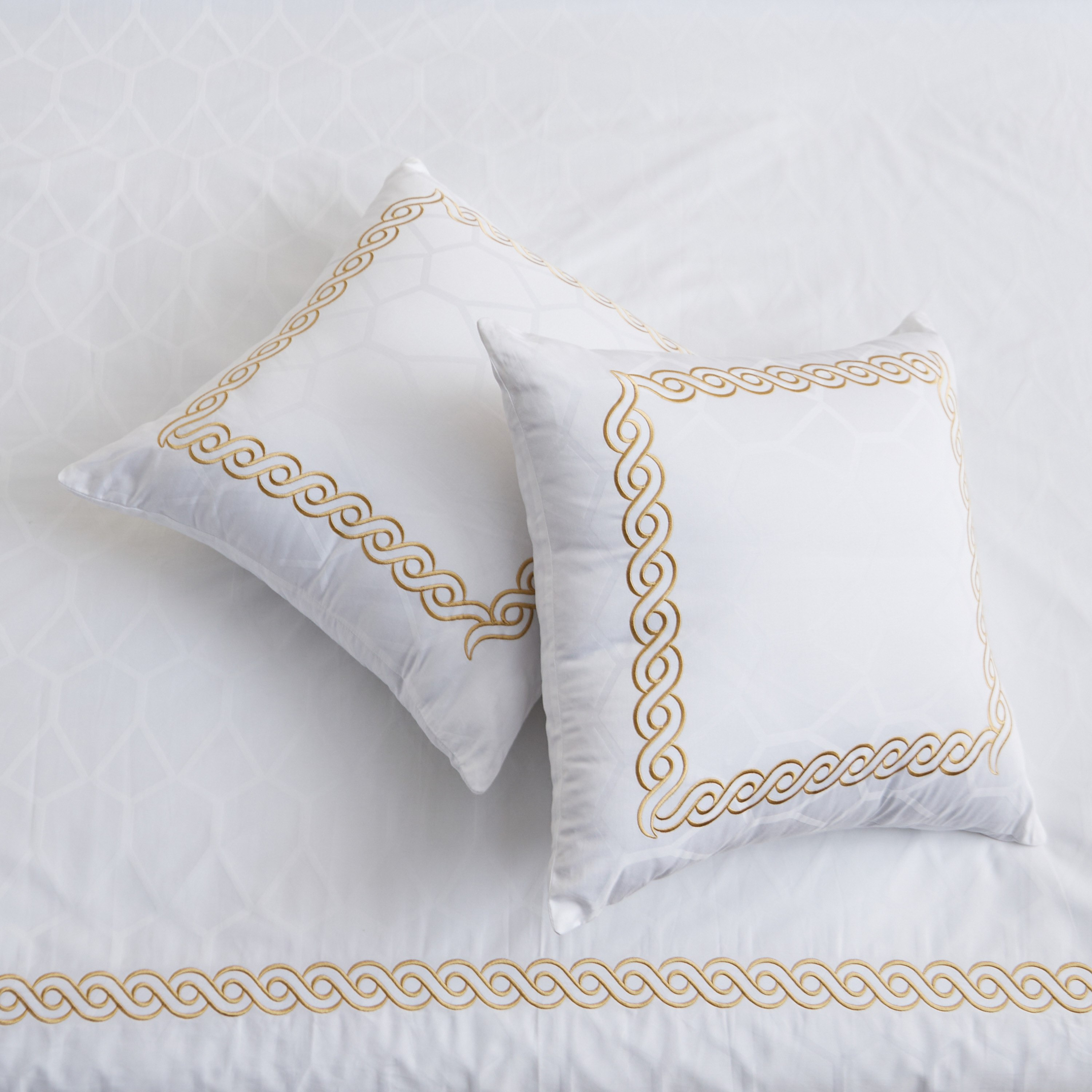 طقم لحاف كينج جاكار قطن مطرز 5 قطع أفوردابلز من وايت هافن جراند - 220x240 سم-hbxhomeware-hbxbedroom-image-6