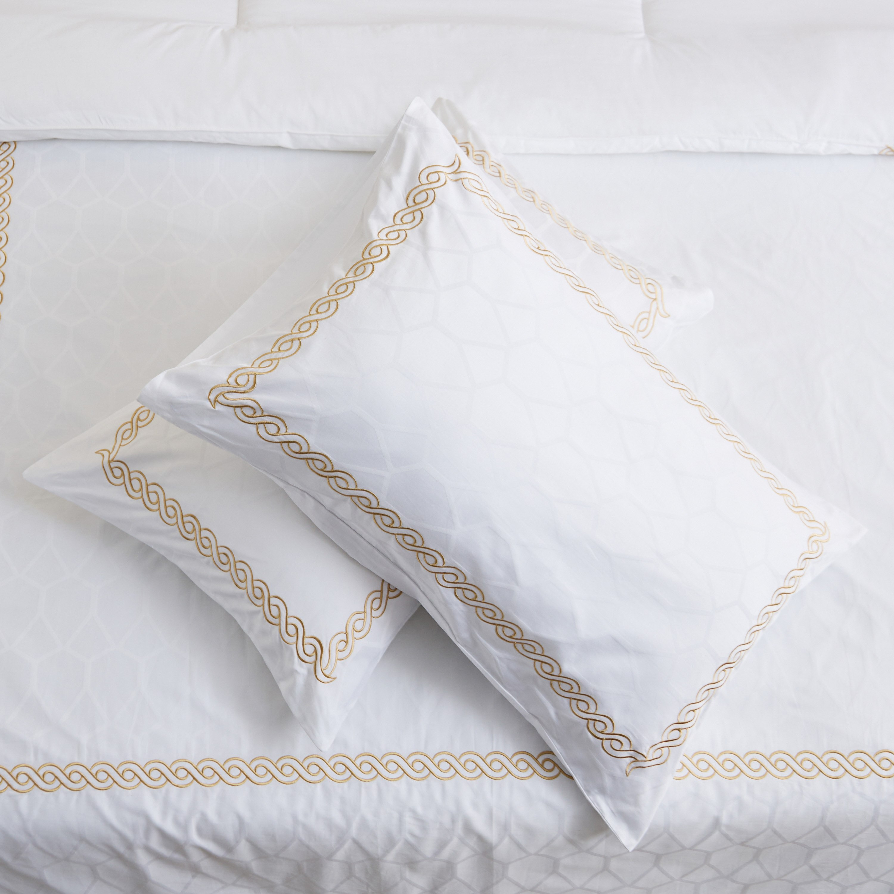 طقم لحاف كينج جاكار قطن مطرز 5 قطع أفوردابلز من وايت هافن جراند - 220x240 سم-hbxhomeware-hbxbedroom-image-8